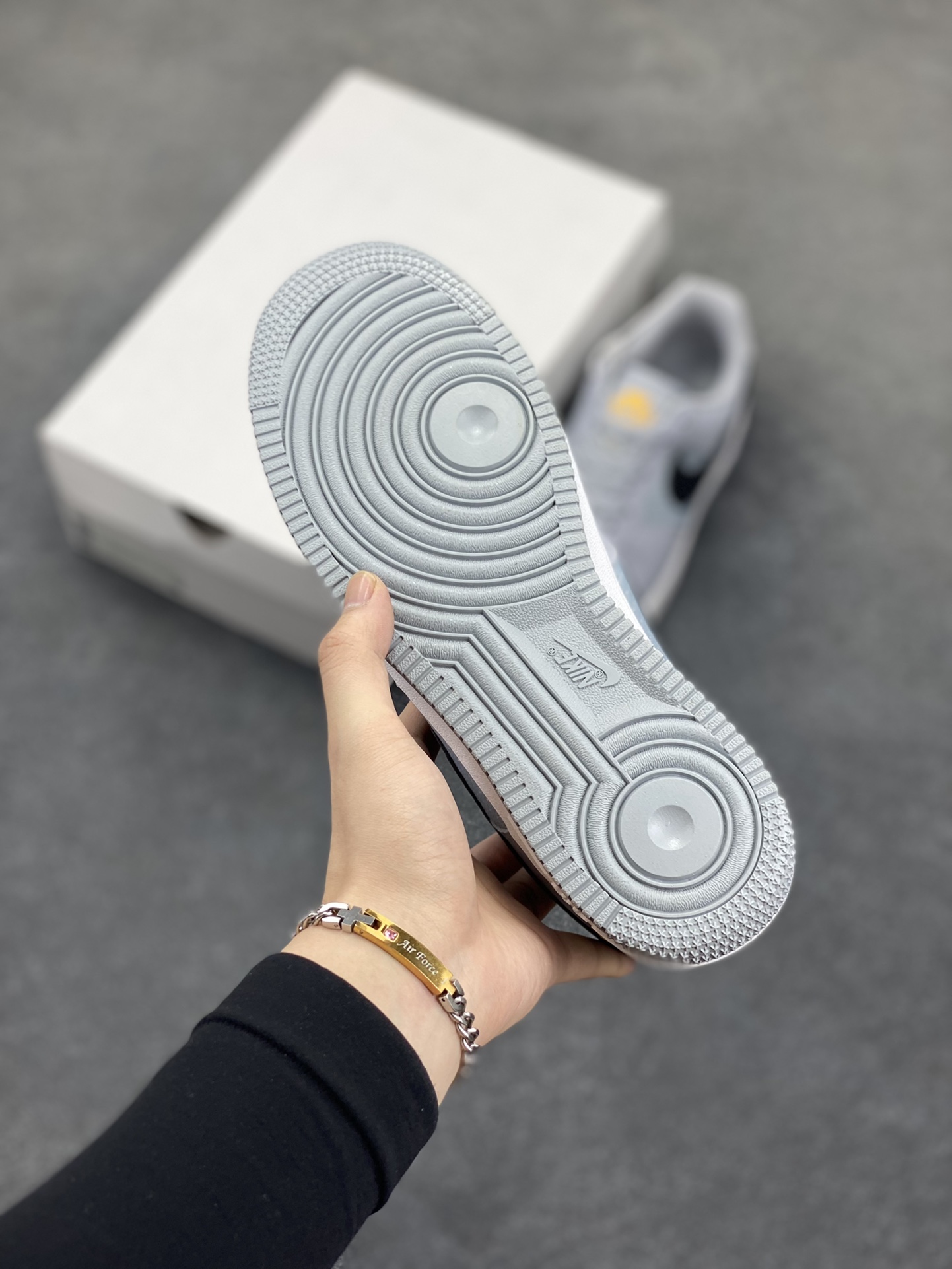 图片[5]-福利特价 Nike Air Force 1 \’07 Low 三勾空军一号低帮休闲板鞋 “白灰黑勾” 原楦头原纸板 清洁度完美 全掌内置蜂窝气垫 中底钢印、拉帮完美 货号：FD0666-002 尺码：36 36.5 37.5 38 38.5 39 40 40.5 41 42 42.5 43 44 44.5 45-选品中心