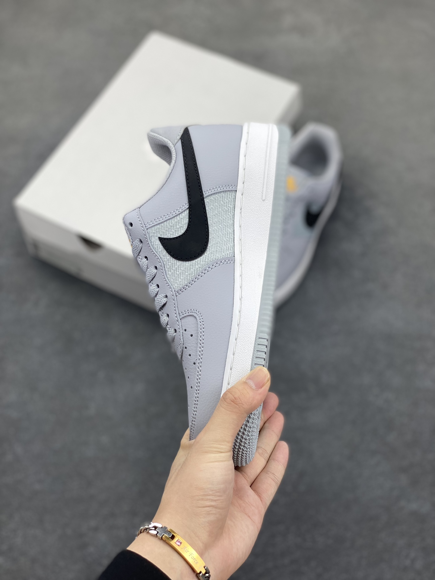 图片[3]-福利特价 Nike Air Force 1 \’07 Low 三勾空军一号低帮休闲板鞋 “白灰黑勾” 原楦头原纸板 清洁度完美 全掌内置蜂窝气垫 中底钢印、拉帮完美 货号：FD0666-002 尺码：36 36.5 37.5 38 38.5 39 40 40.5 41 42 42.5 43 44 44.5 45-选品中心