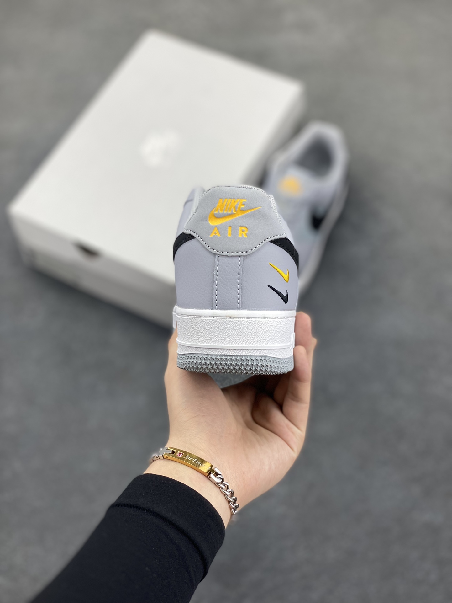 图片[4]-福利特价 Nike Air Force 1 \’07 Low 三勾空军一号低帮休闲板鞋 “白灰黑勾” 原楦头原纸板 清洁度完美 全掌内置蜂窝气垫 中底钢印、拉帮完美 货号：FD0666-002 尺码：36 36.5 37.5 38 38.5 39 40 40.5 41 42 42.5 43 44 44.5 45-选品中心