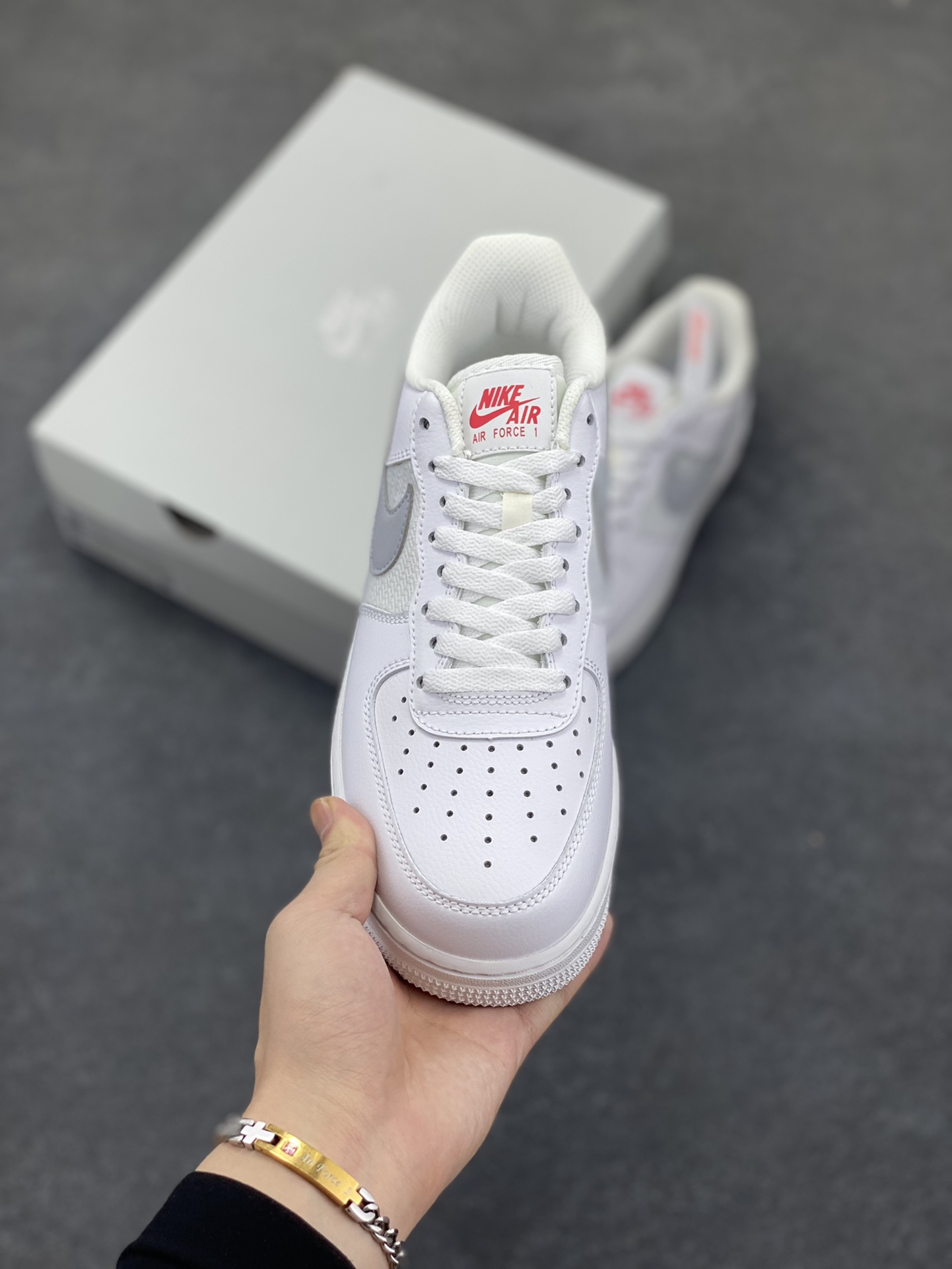 图片[2]-福利特价 Nike Air Force 1 Low 07 白浅灰小钩 原楦头原纸板 打造纯正空军版型#专注外贸渠道 全掌内置蜂窝气垫 #原盒配件 原厂中底钢印、拉帮完美 货号：FD0666-100 尺码：36 36.5 37.5 38 38.5 39 40 40.5 41 42 42.5 43 44 44.5 45-选品中心