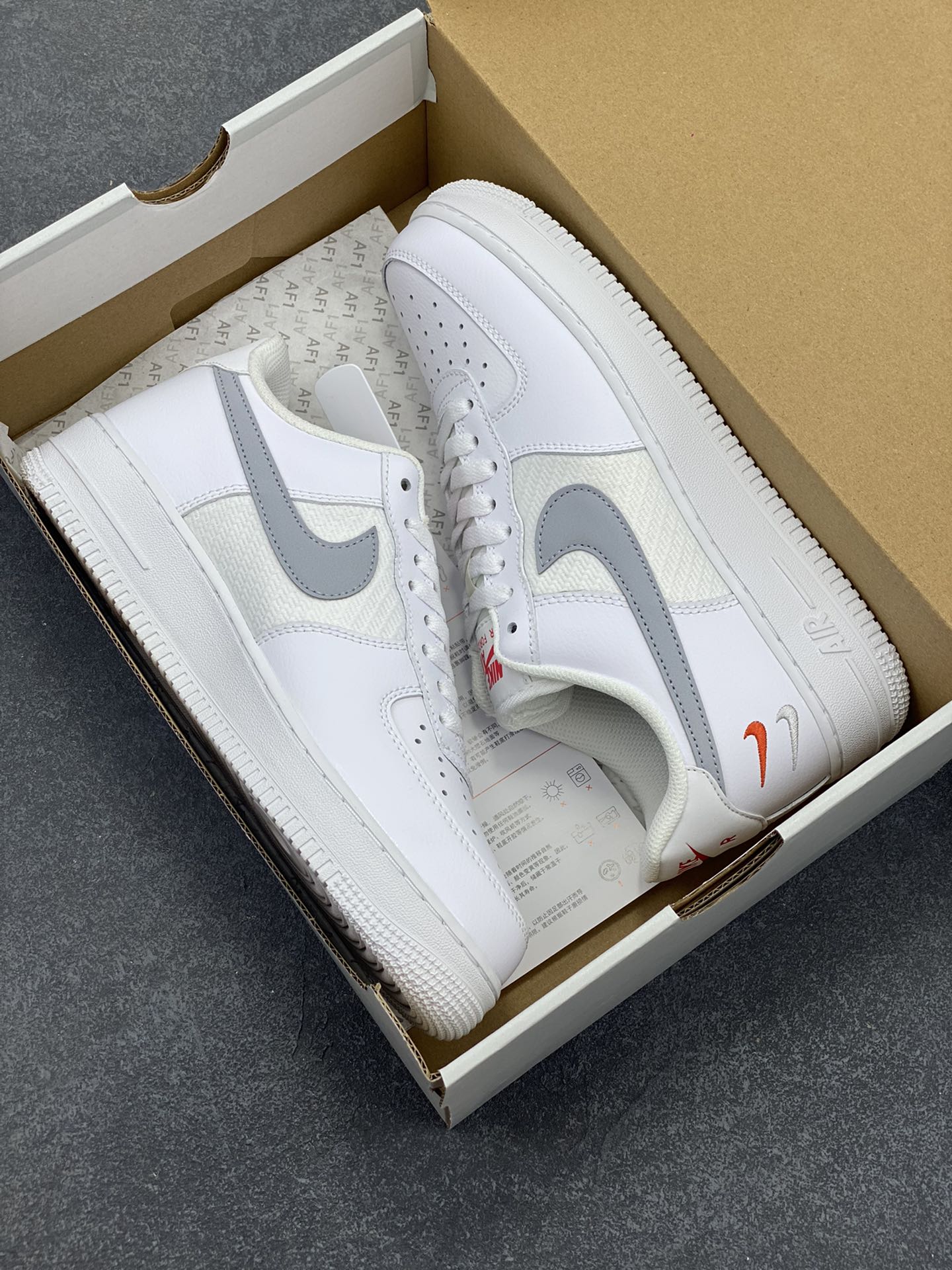 图片[9]-福利特价 Nike Air Force 1 Low 07 白浅灰小钩 原楦头原纸板 打造纯正空军版型#专注外贸渠道 全掌内置蜂窝气垫 #原盒配件 原厂中底钢印、拉帮完美 货号：FD0666-100 尺码：36 36.5 37.5 38 38.5 39 40 40.5 41 42 42.5 43 44 44.5 45-选品中心