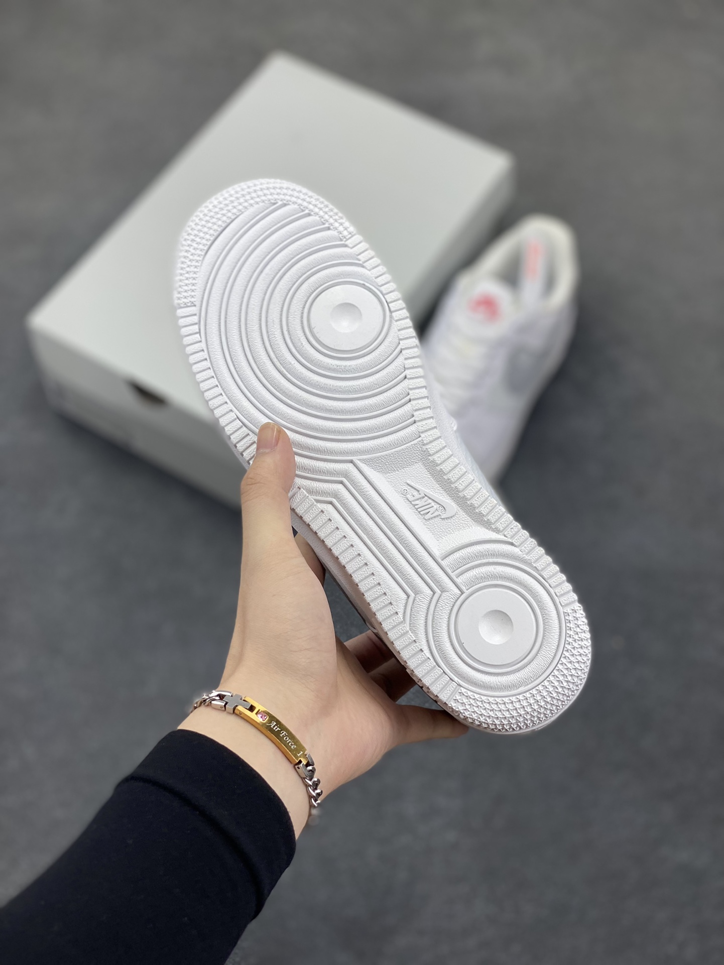 图片[5]-福利特价 Nike Air Force 1 Low 07 白浅灰小钩 原楦头原纸板 打造纯正空军版型#专注外贸渠道 全掌内置蜂窝气垫 #原盒配件 原厂中底钢印、拉帮完美 货号：FD0666-100 尺码：36 36.5 37.5 38 38.5 39 40 40.5 41 42 42.5 43 44 44.5 45-选品中心