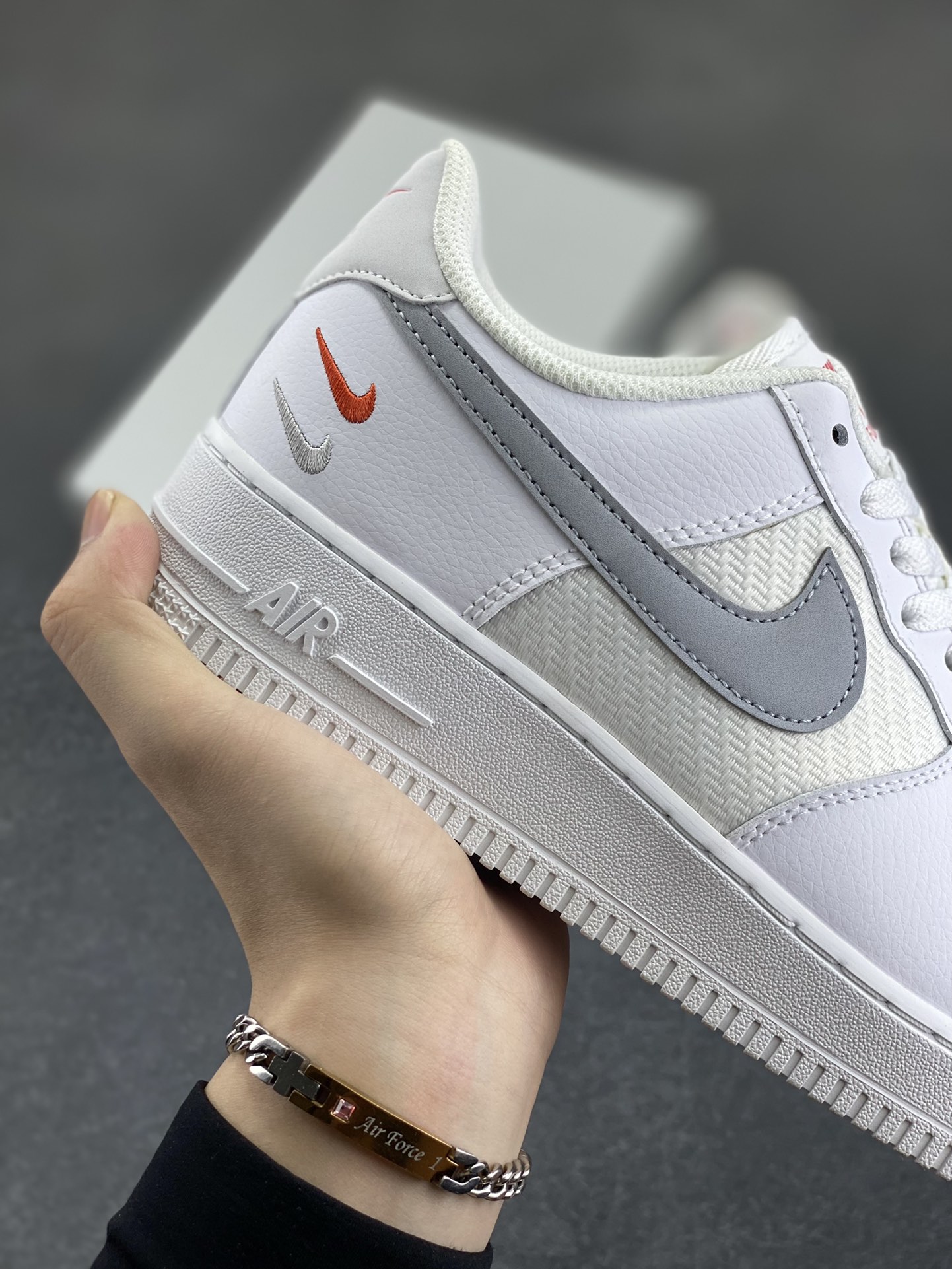 图片[6]-福利特价 Nike Air Force 1 Low 07 白浅灰小钩 原楦头原纸板 打造纯正空军版型#专注外贸渠道 全掌内置蜂窝气垫 #原盒配件 原厂中底钢印、拉帮完美 货号：FD0666-100 尺码：36 36.5 37.5 38 38.5 39 40 40.5 41 42 42.5 43 44 44.5 45-选品中心