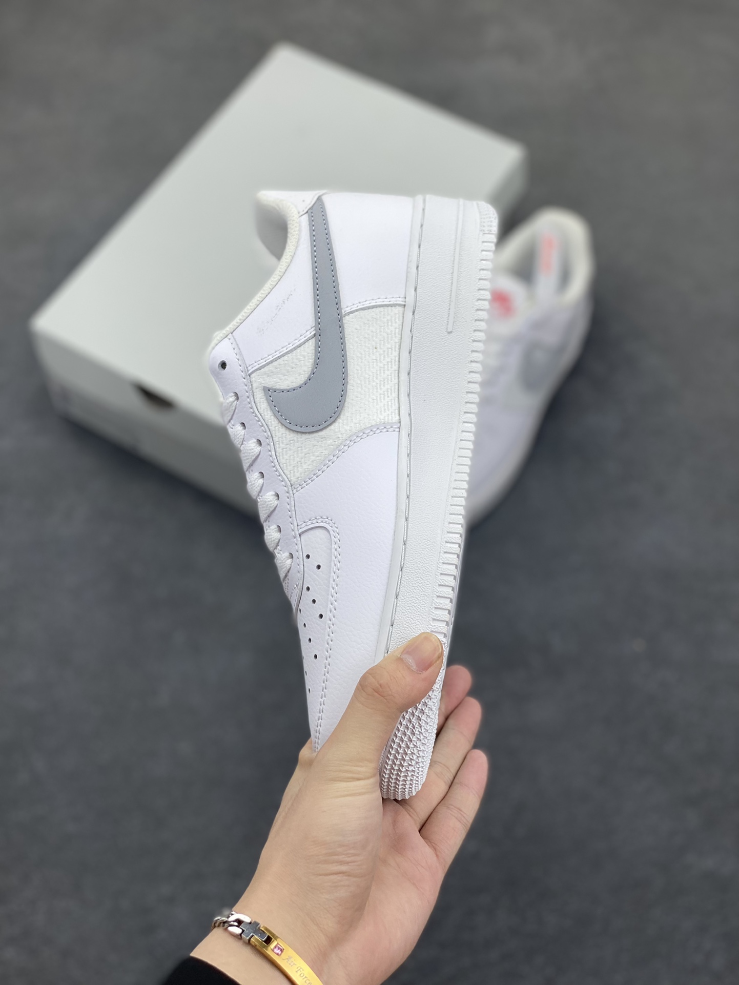 图片[3]-福利特价 Nike Air Force 1 Low 07 白浅灰小钩 原楦头原纸板 打造纯正空军版型#专注外贸渠道 全掌内置蜂窝气垫 #原盒配件 原厂中底钢印、拉帮完美 货号：FD0666-100 尺码：36 36.5 37.5 38 38.5 39 40 40.5 41 42 42.5 43 44 44.5 45-选品中心