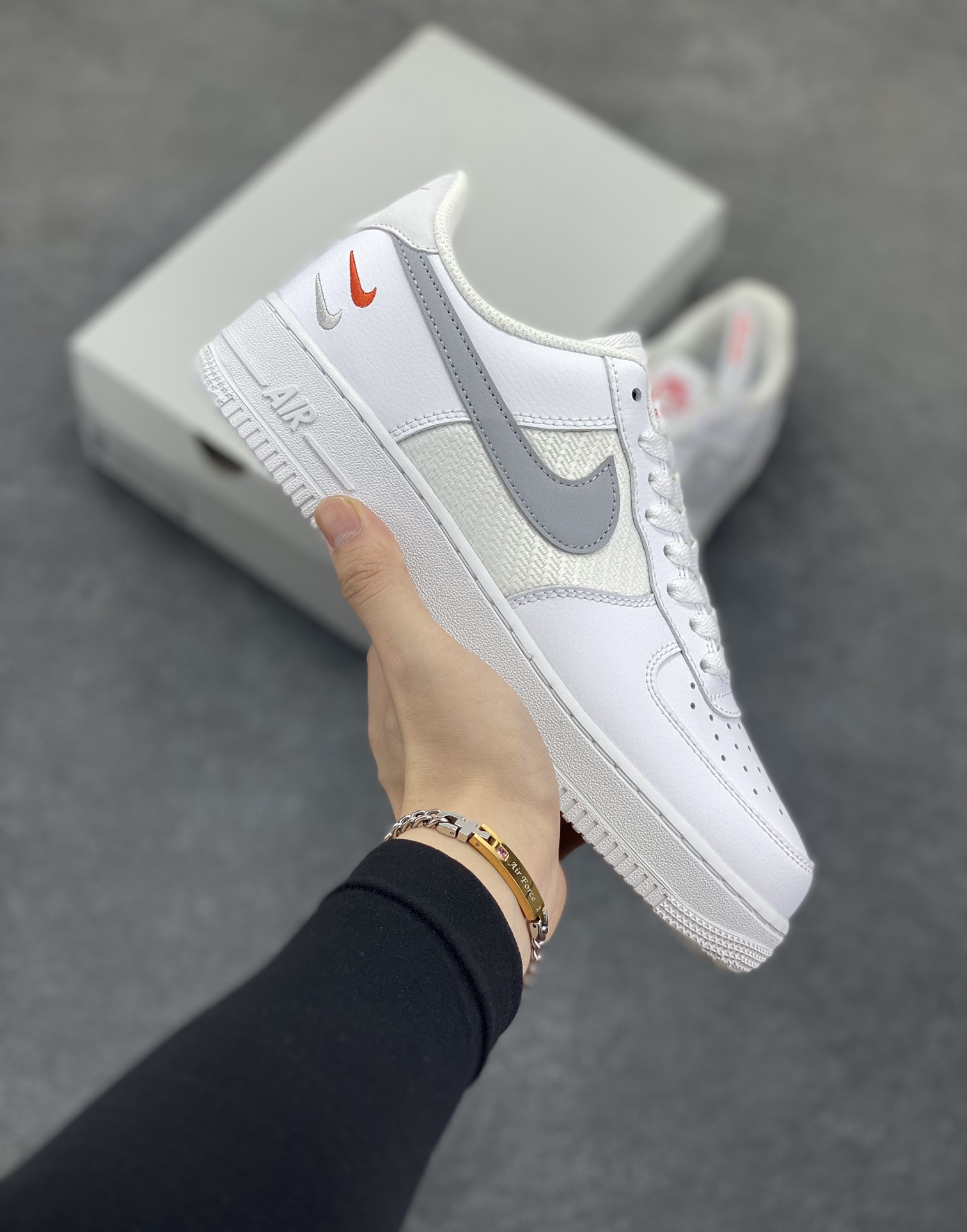 福利特价 Nike Air Force 1 Low 07 白浅灰小钩 原楦头原纸板 打造纯正空军版型#专注外贸渠道 全掌内置蜂窝气垫 #原盒配件 原厂中底钢印、拉帮完美 货号：FD0666-100 尺码：36 36.5 37.5 38 38.5 39 40 40.5 41 42 42.5 43 44 44.5 45-选品中心