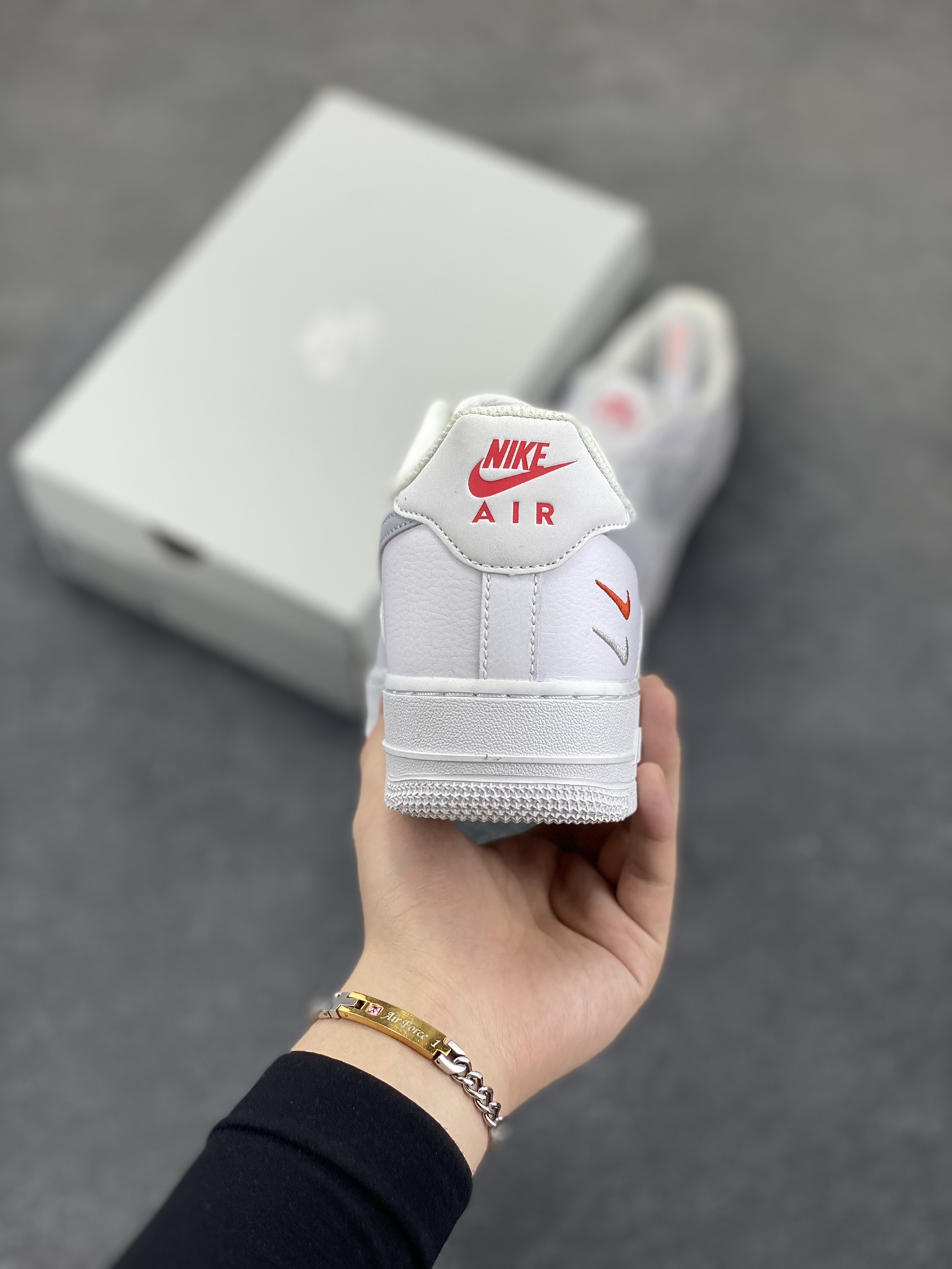 图片[4]-福利特价 Nike Air Force 1 Low 07 白浅灰小钩 原楦头原纸板 打造纯正空军版型#专注外贸渠道 全掌内置蜂窝气垫 #原盒配件 原厂中底钢印、拉帮完美 货号：FD0666-100 尺码：36 36.5 37.5 38 38.5 39 40 40.5 41 42 42.5 43 44 44.5 45-选品中心