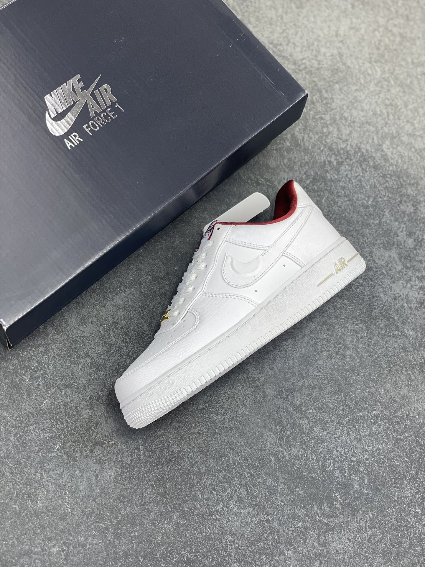 图片[7]-福利特价 Nike Air Force 1 Low 四十周年限定 空军一号低帮板鞋 金币 标志性金属鞋带扣和中底 Air 字样使用金色处理，彰显 40 周年独特的纪念属性 货号：DV7584-100 尺码：36 36.5 37.5 38 38.5 39 40 40.5 41 42 42.5 43 44 44.5 45-选品中心