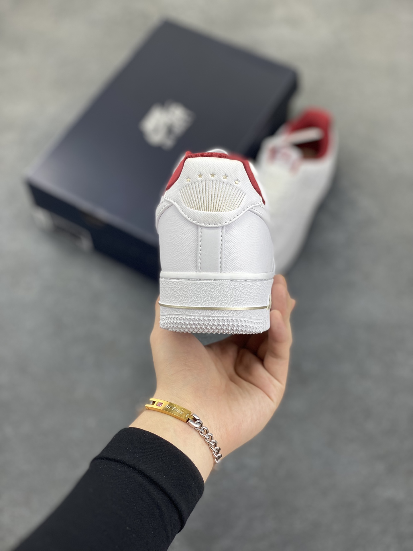 图片[4]-福利特价 Nike Air Force 1 Low 四十周年限定 空军一号低帮板鞋 金币 标志性金属鞋带扣和中底 Air 字样使用金色处理，彰显 40 周年独特的纪念属性 货号：DV7584-100 尺码：36 36.5 37.5 38 38.5 39 40 40.5 41 42 42.5 43 44 44.5 45-选品中心