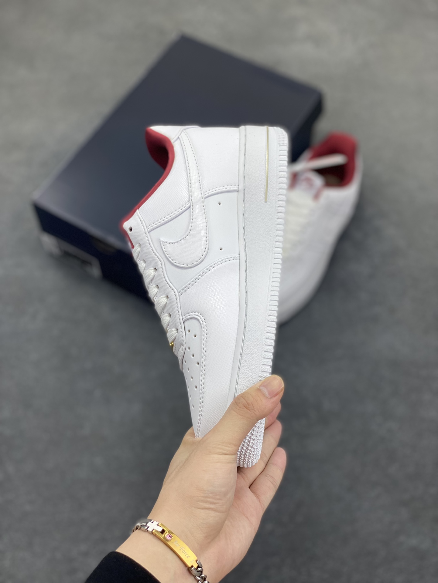 图片[3]-福利特价 Nike Air Force 1 Low 四十周年限定 空军一号低帮板鞋 金币 标志性金属鞋带扣和中底 Air 字样使用金色处理，彰显 40 周年独特的纪念属性 货号：DV7584-100 尺码：36 36.5 37.5 38 38.5 39 40 40.5 41 42 42.5 43 44 44.5 45-选品中心
