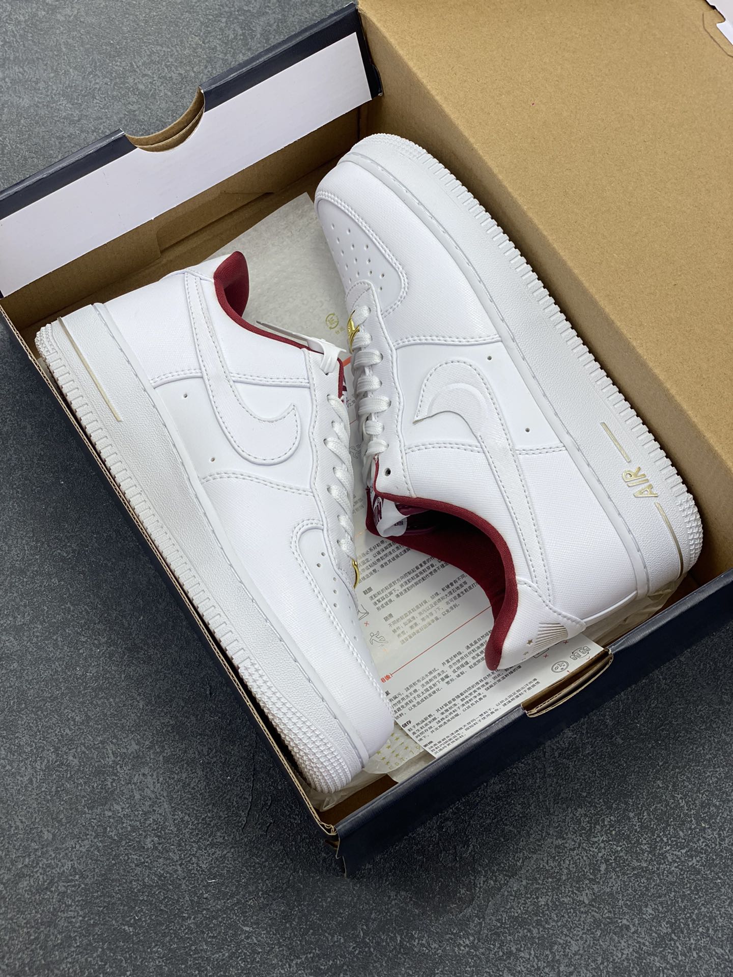 图片[9]-福利特价 Nike Air Force 1 Low 四十周年限定 空军一号低帮板鞋 金币 标志性金属鞋带扣和中底 Air 字样使用金色处理，彰显 40 周年独特的纪念属性 货号：DV7584-100 尺码：36 36.5 37.5 38 38.5 39 40 40.5 41 42 42.5 43 44 44.5 45-选品中心