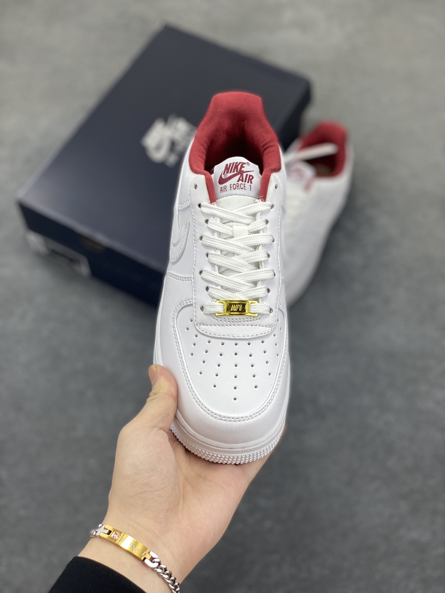 图片[2]-福利特价 Nike Air Force 1 Low 四十周年限定 空军一号低帮板鞋 金币 标志性金属鞋带扣和中底 Air 字样使用金色处理，彰显 40 周年独特的纪念属性 货号：DV7584-100 尺码：36 36.5 37.5 38 38.5 39 40 40.5 41 42 42.5 43 44 44.5 45-选品中心