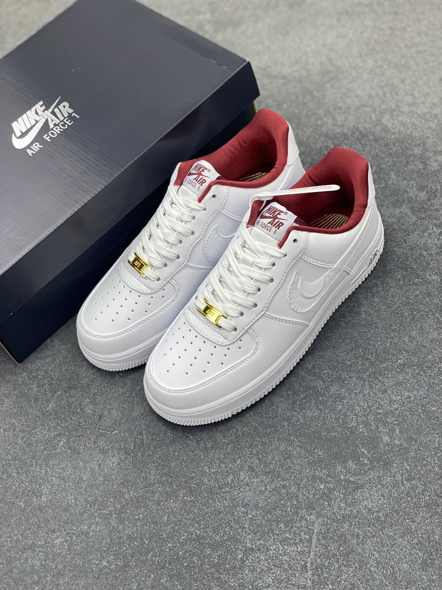 图片[8]-福利特价 Nike Air Force 1 Low 四十周年限定 空军一号低帮板鞋 金币 标志性金属鞋带扣和中底 Air 字样使用金色处理，彰显 40 周年独特的纪念属性 货号：DV7584-100 尺码：36 36.5 37.5 38 38.5 39 40 40.5 41 42 42.5 43 44 44.5 45-选品中心