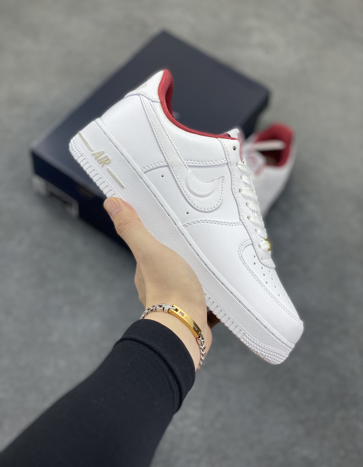 福利特价 Nike Air Force 1 Low 四十周年限定 空军一号低帮板鞋 金币 标志性金属鞋带扣和中底 Air 字样使用金色处理，彰显 40 周年独特的纪念属性 货号：DV7584-100 尺码：36 36.5 37.5 38 38.5 39 40 40.5 41 42 42.5 43 44 44.5 45-选品中心