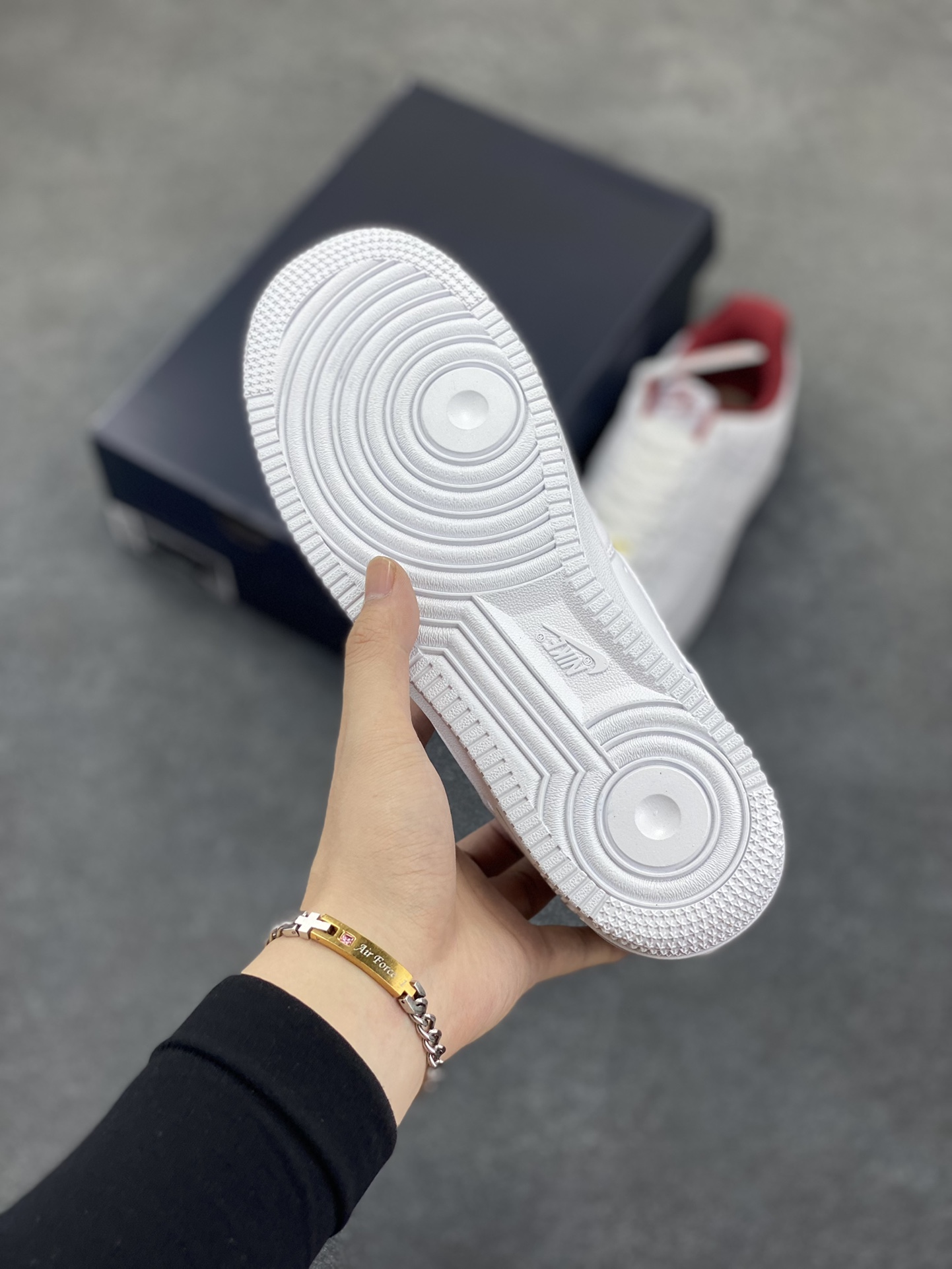 图片[5]-福利特价 Nike Air Force 1 Low 四十周年限定 空军一号低帮板鞋 金币 标志性金属鞋带扣和中底 Air 字样使用金色处理，彰显 40 周年独特的纪念属性 货号：DV7584-100 尺码：36 36.5 37.5 38 38.5 39 40 40.5 41 42 42.5 43 44 44.5 45-选品中心
