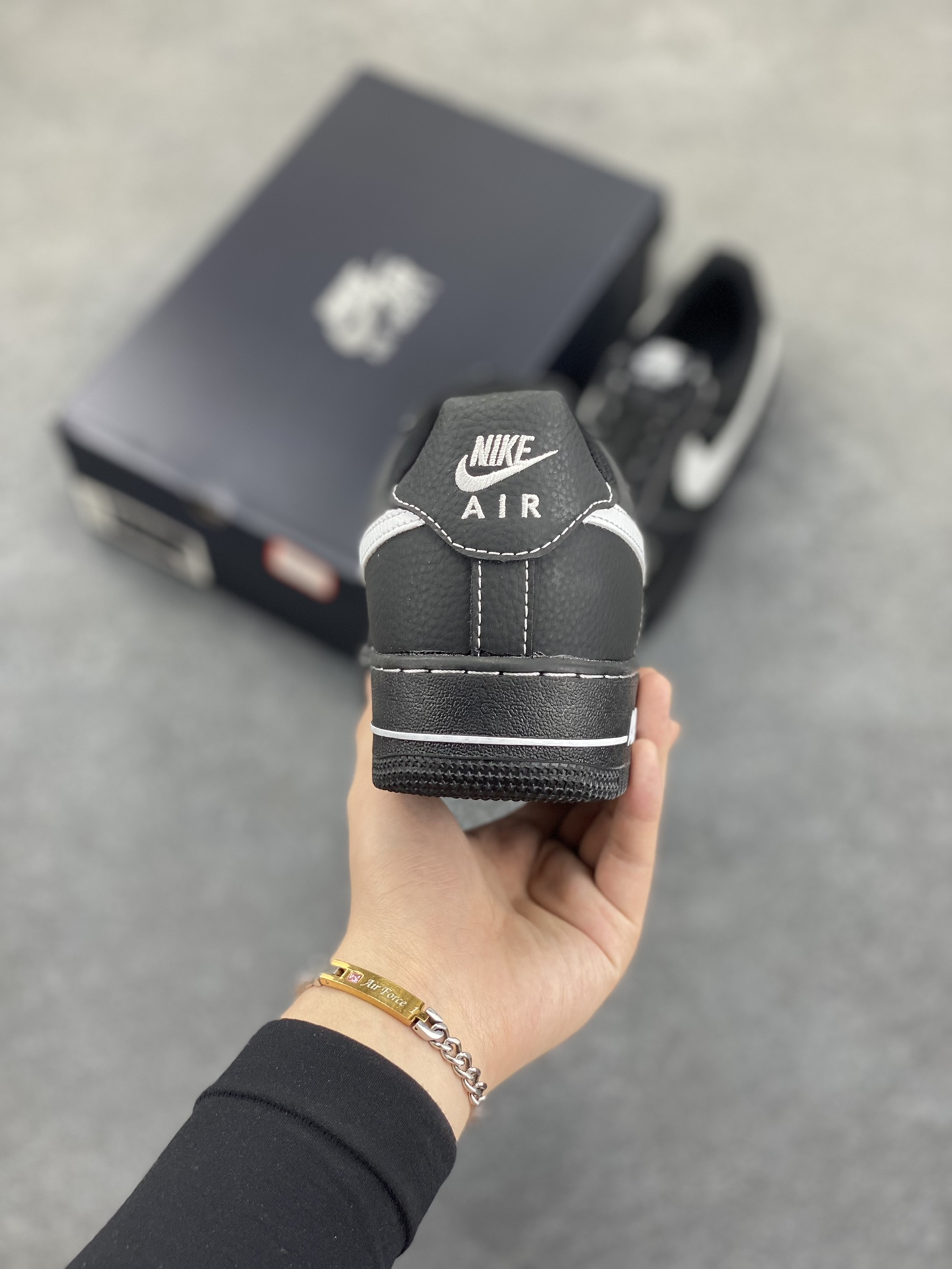 图片[4]-福利特价 Nike Air Force 1 Low 黑白 原楦头原纸板 打造纯正空军版型 专注外贸渠道 全掌内置蜂窝气垫 原盒配件 原厂中底钢印、拉帮完美 货号：HQ2037-300 尺码：36 36.5 37.5 38 38.5 39 40 40.5 41 42 42.5 43 44 44.5 45-选品中心