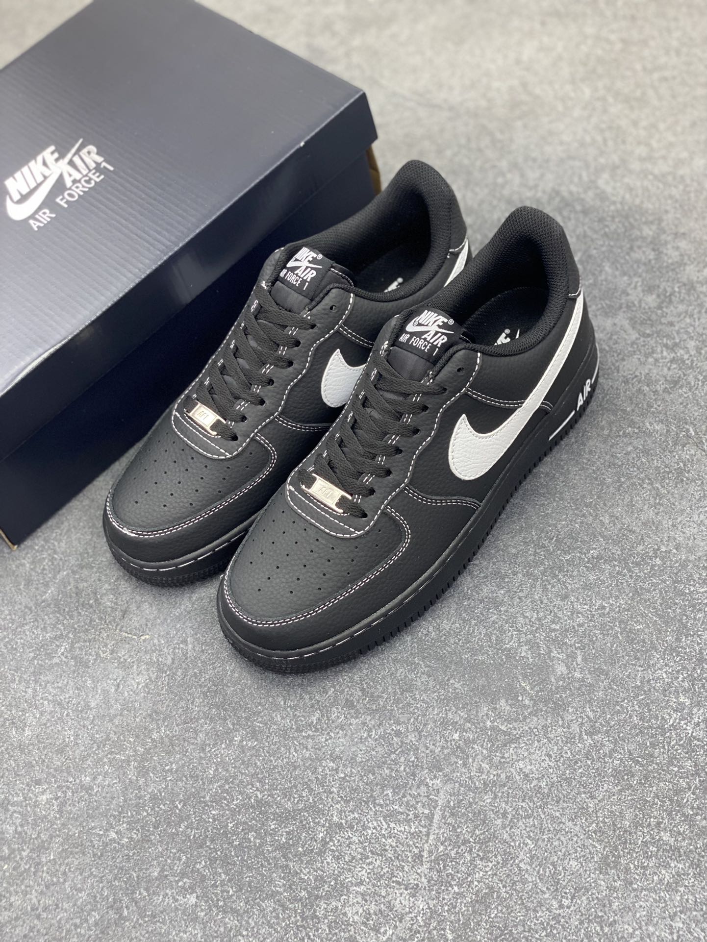 图片[8]-福利特价 Nike Air Force 1 Low 黑白 原楦头原纸板 打造纯正空军版型 专注外贸渠道 全掌内置蜂窝气垫 原盒配件 原厂中底钢印、拉帮完美 货号：HQ2037-300 尺码：36 36.5 37.5 38 38.5 39 40 40.5 41 42 42.5 43 44 44.5 45-选品中心