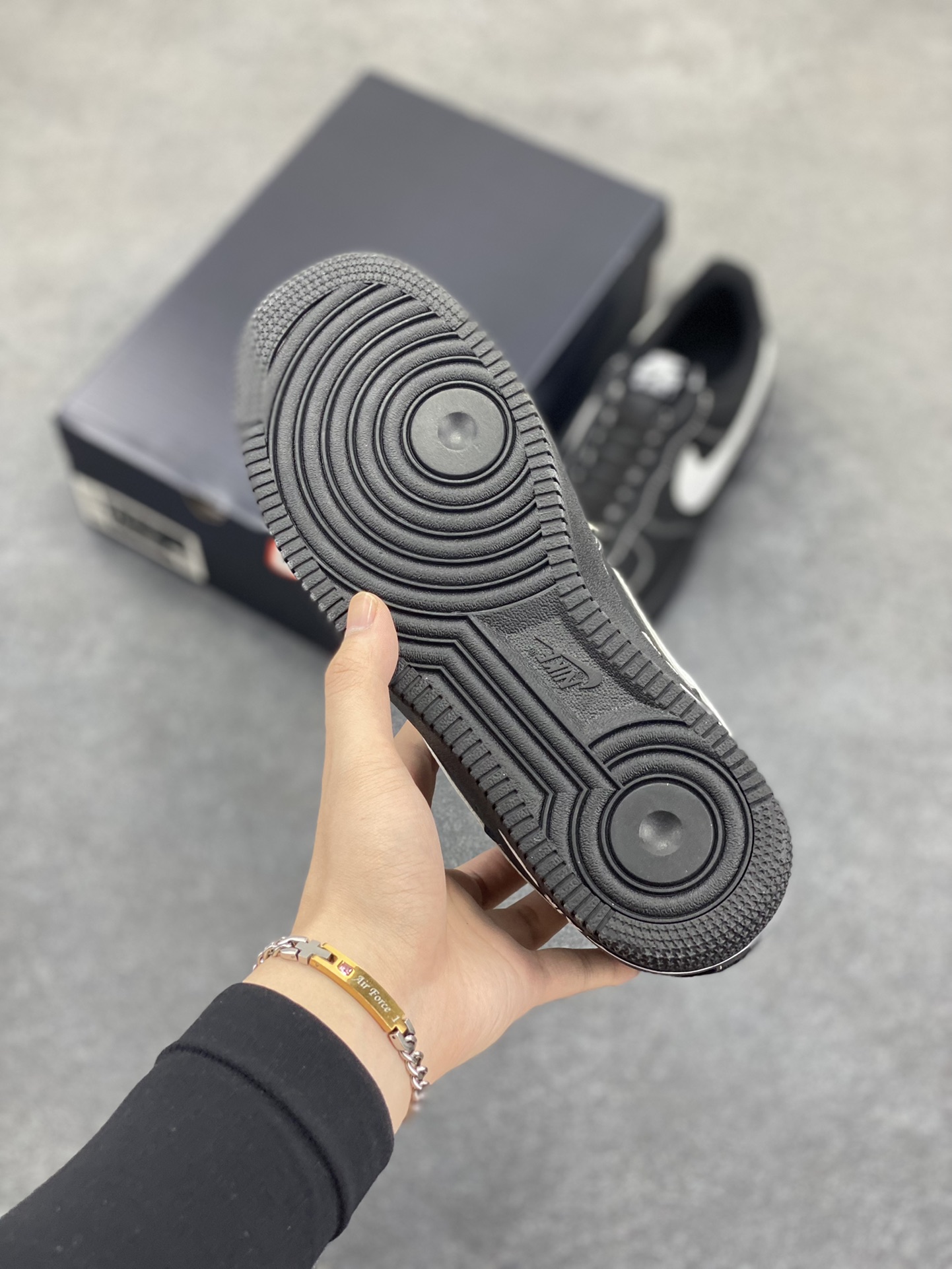 图片[5]-福利特价 Nike Air Force 1 Low 黑白 原楦头原纸板 打造纯正空军版型 专注外贸渠道 全掌内置蜂窝气垫 原盒配件 原厂中底钢印、拉帮完美 货号：HQ2037-300 尺码：36 36.5 37.5 38 38.5 39 40 40.5 41 42 42.5 43 44 44.5 45-选品中心