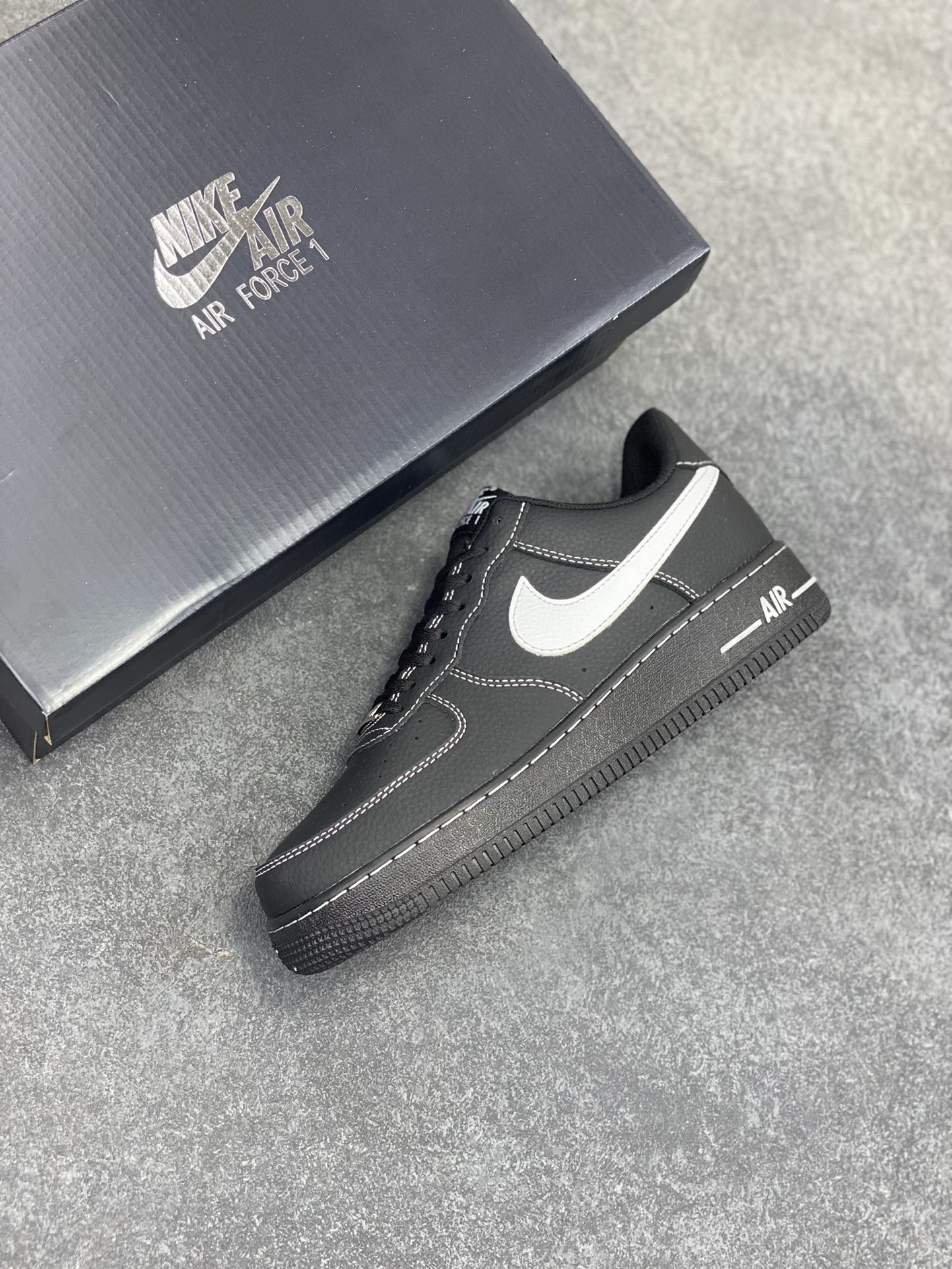 图片[7]-福利特价 Nike Air Force 1 Low 黑白 原楦头原纸板 打造纯正空军版型 专注外贸渠道 全掌内置蜂窝气垫 原盒配件 原厂中底钢印、拉帮完美 货号：HQ2037-300 尺码：36 36.5 37.5 38 38.5 39 40 40.5 41 42 42.5 43 44 44.5 45-选品中心
