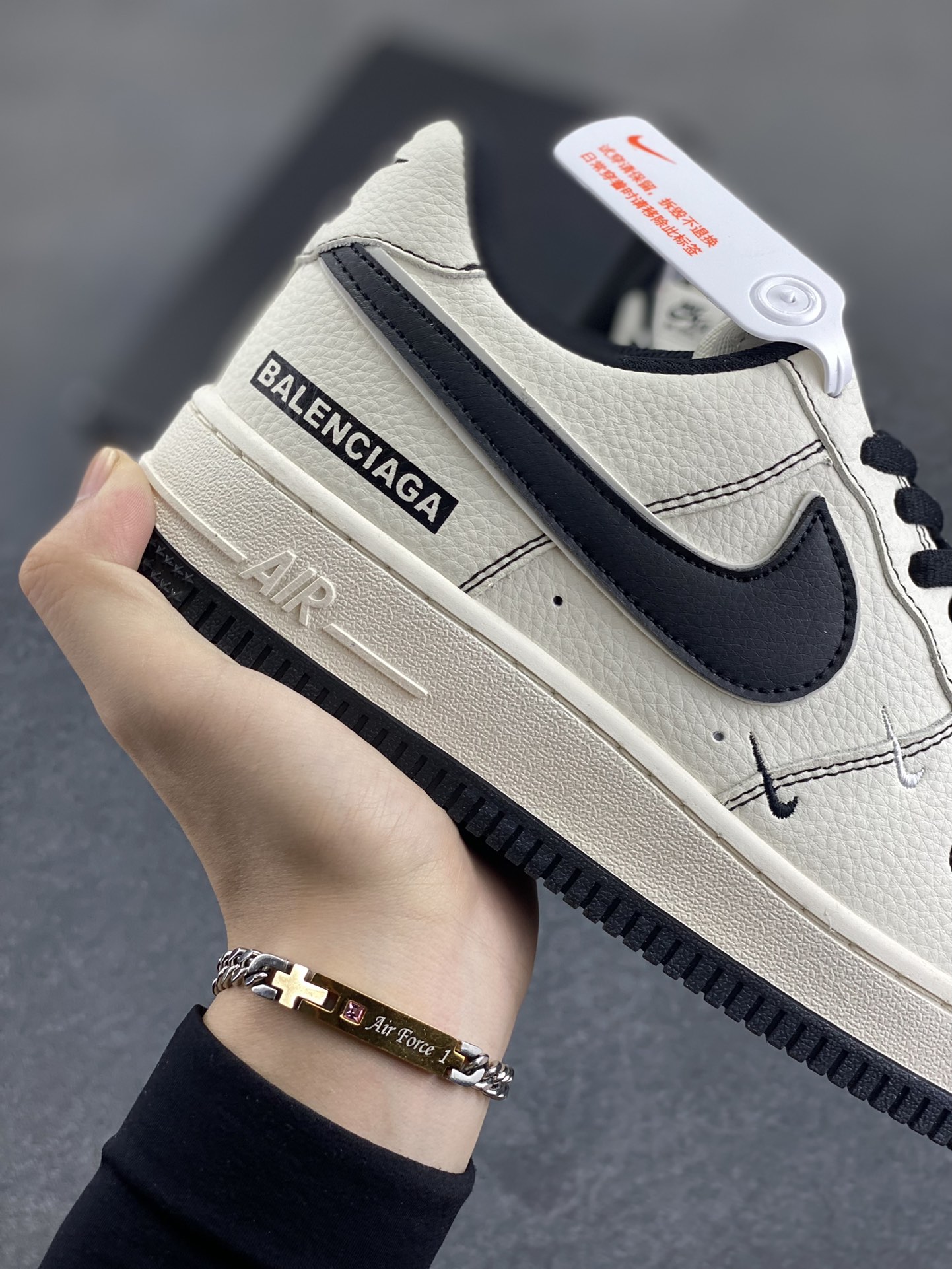 图片[6]-高端定制 BALENCIAGA×Nike Air Force 1\’07 Low 联名三勾 米黑 空军一号低帮休闲版鞋 定制皮料 原楦头原纸板 纯正空军版型 内置全掌气垫 货号：FR0538-090 尺码：36 36.5 37.5 38 38.8 39 40 40.5 41 42 42.5 43 44 44.5 45-选品中心
