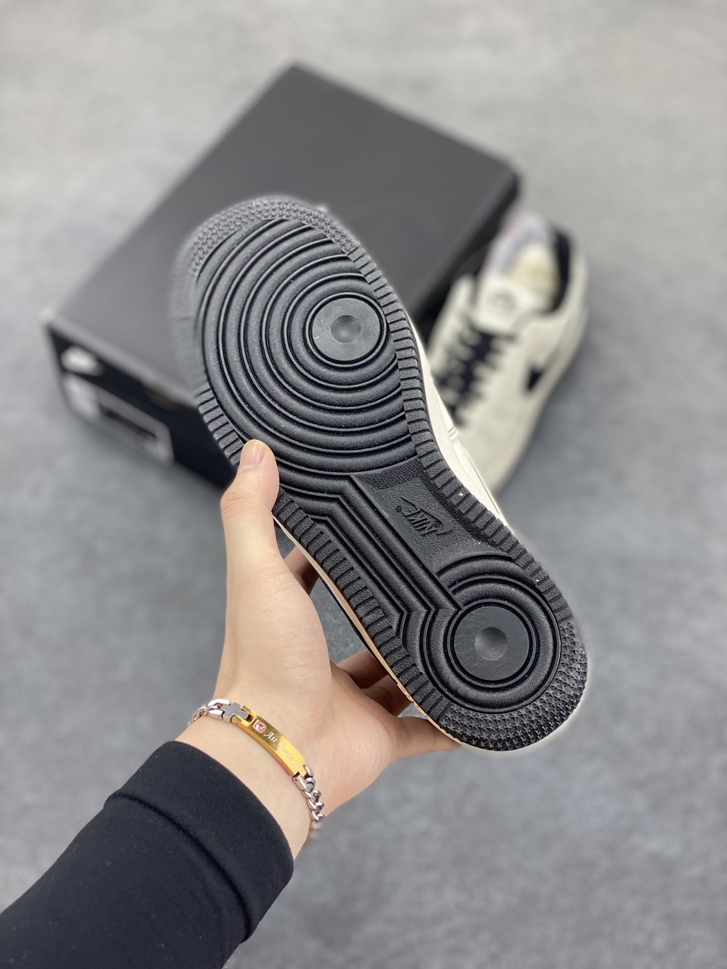 图片[5]-高端定制 BALENCIAGA×Nike Air Force 1\’07 Low 联名三勾 米黑 空军一号低帮休闲版鞋 定制皮料 原楦头原纸板 纯正空军版型 内置全掌气垫 货号：FR0538-090 尺码：36 36.5 37.5 38 38.8 39 40 40.5 41 42 42.5 43 44 44.5 45-选品中心