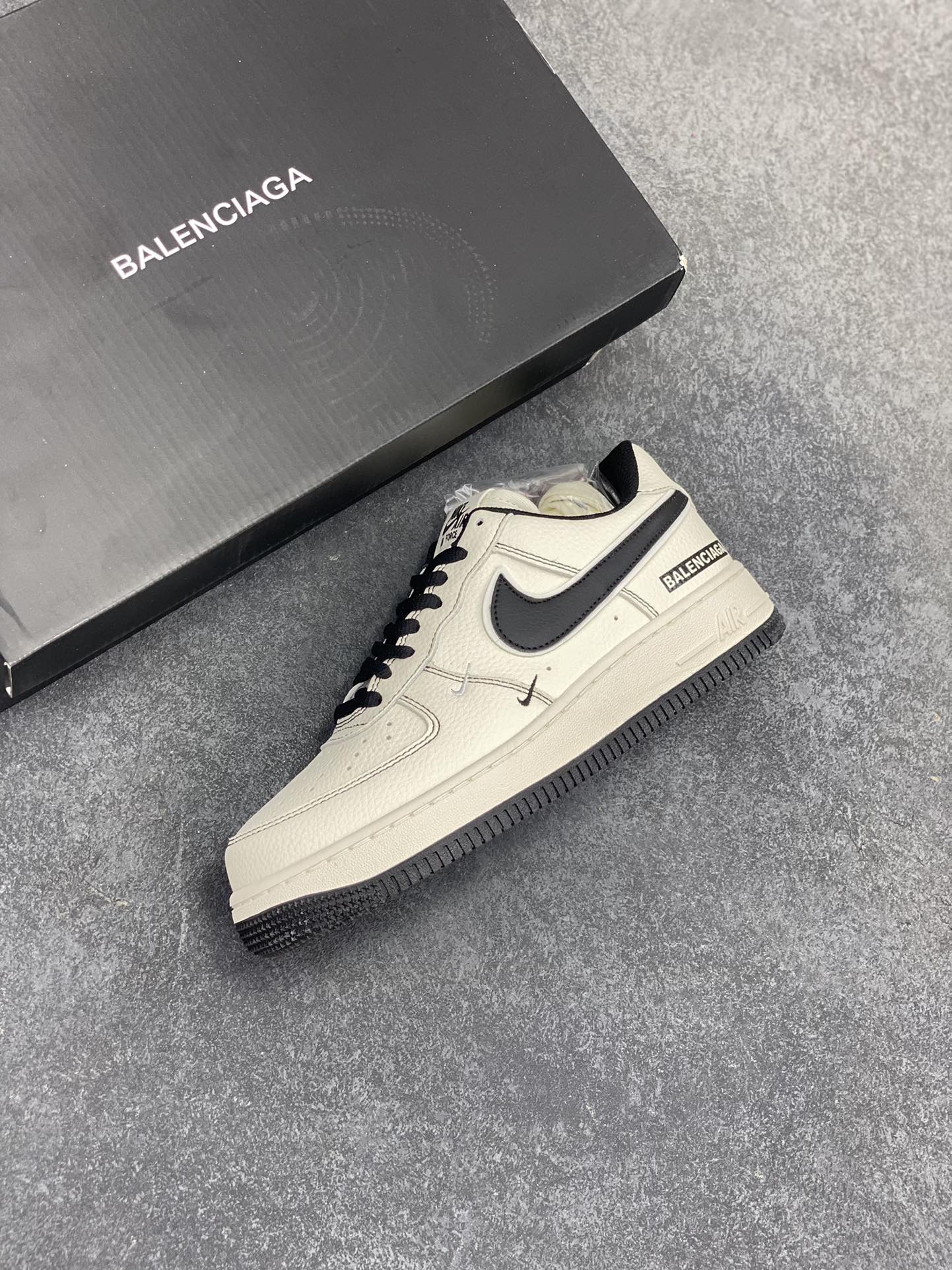 图片[7]-高端定制 BALENCIAGA×Nike Air Force 1\’07 Low 联名三勾 米黑 空军一号低帮休闲版鞋 定制皮料 原楦头原纸板 纯正空军版型 内置全掌气垫 货号：FR0538-090 尺码：36 36.5 37.5 38 38.8 39 40 40.5 41 42 42.5 43 44 44.5 45-选品中心