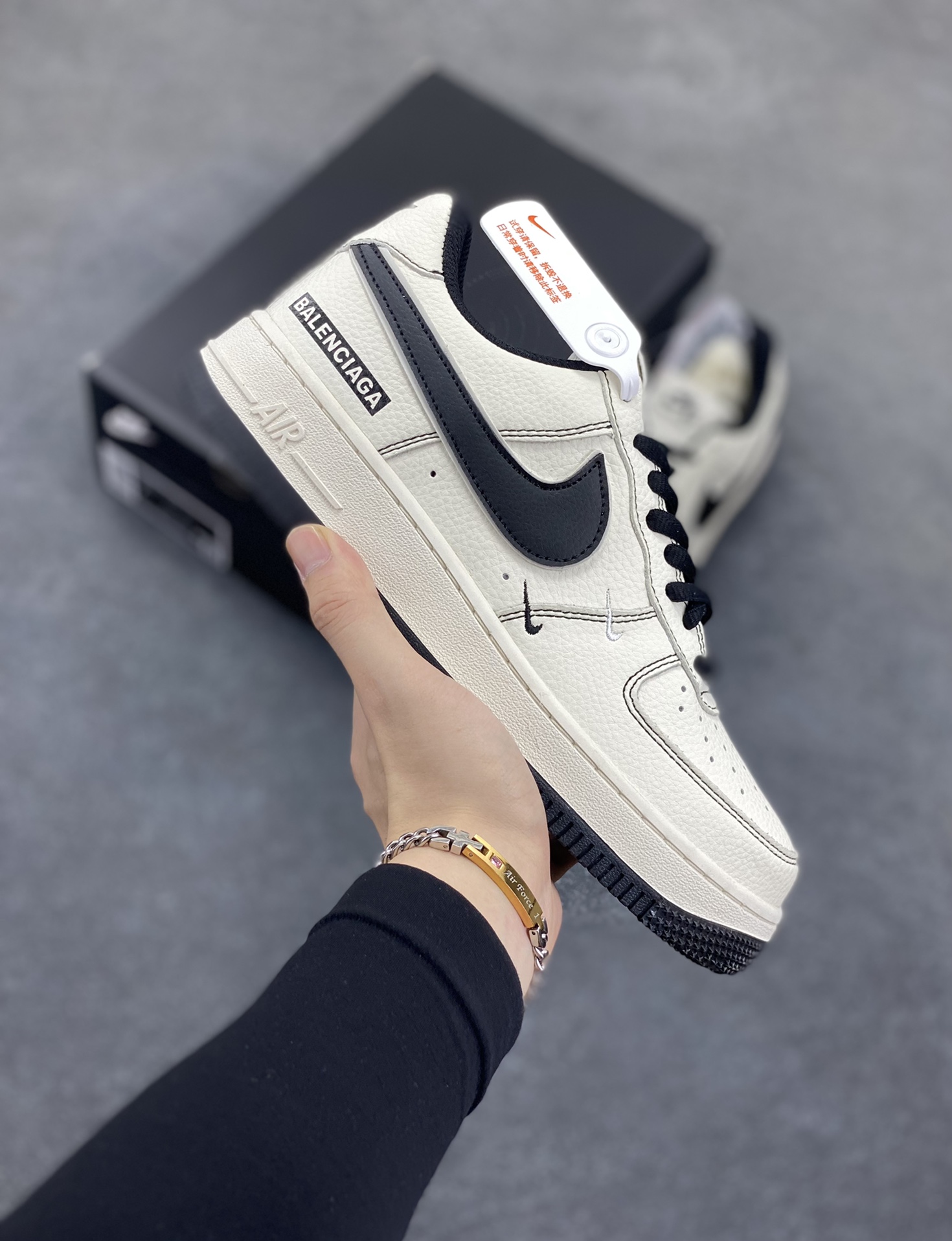 高端定制 BALENCIAGA×Nike Air Force 1\’07 Low 联名三勾 米黑 空军一号低帮休闲版鞋 定制皮料 原楦头原纸板 纯正空军版型 内置全掌气垫 货号:FR0538-090 尺码:36 36.5 37.5 38 38.8 39 40 40.5 41 42 42.5 43 44 44.5 45-选品中心