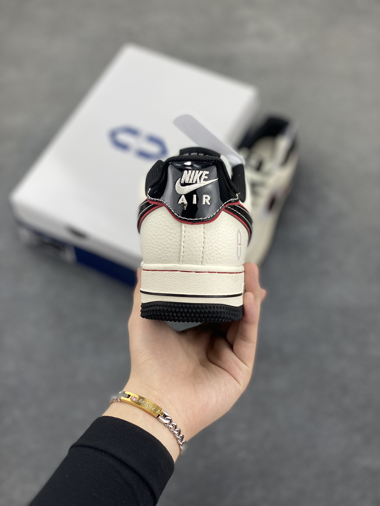 图片[4]-NIke Air Force 1 \’07 Low “问界联名——黑M9”空军一号 低帮 运动鞋 休闲鞋 折边针车 工艺难度大 原楦头原纸板 原装鞋盒 定制五金配件 内置全掌气垫 原厂鞋底 货号：XS1958-609 尺码：36 36.5 37.5 38 38.5 39 40 40.5 41 42 42.5 43 44 44.5 45-选品中心