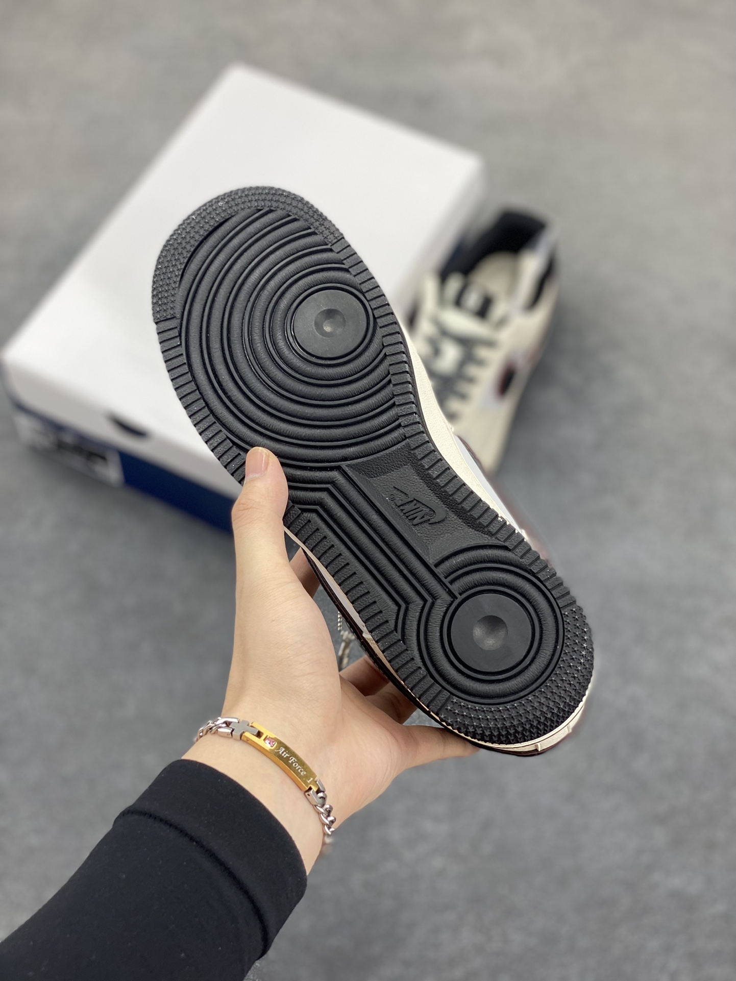 图片[5]-NIke Air Force 1 \’07 Low “问界联名——黑M9”空军一号 低帮 运动鞋 休闲鞋 折边针车 工艺难度大 原楦头原纸板 原装鞋盒 定制五金配件 内置全掌气垫 原厂鞋底 货号：XS1958-609 尺码：36 36.5 37.5 38 38.5 39 40 40.5 41 42 42.5 43 44 44.5 45-选品中心