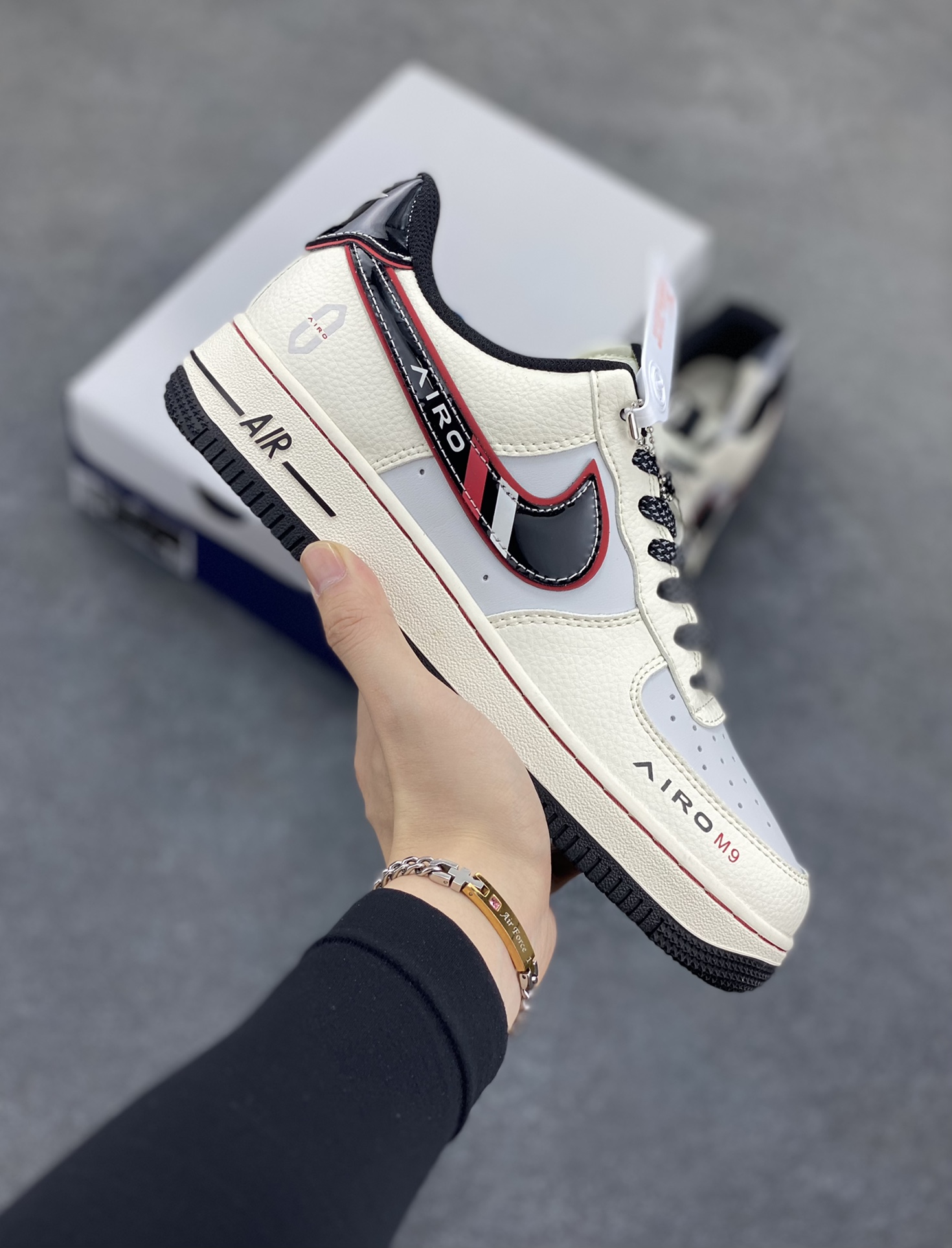 NIke Air Force 1 \’07 Low “问界联名——黑M9”空军一号 低帮 运动鞋 休闲鞋 折边针车 工艺难度大 原楦头原纸板 原装鞋盒 定制五金配件 内置全掌气垫 原厂鞋底 货号:XS1958-609 尺码:36 36.5 37.5 38 38.5 39 40 40.5 41 42 42.5 43 44 44.5 45-选品中心