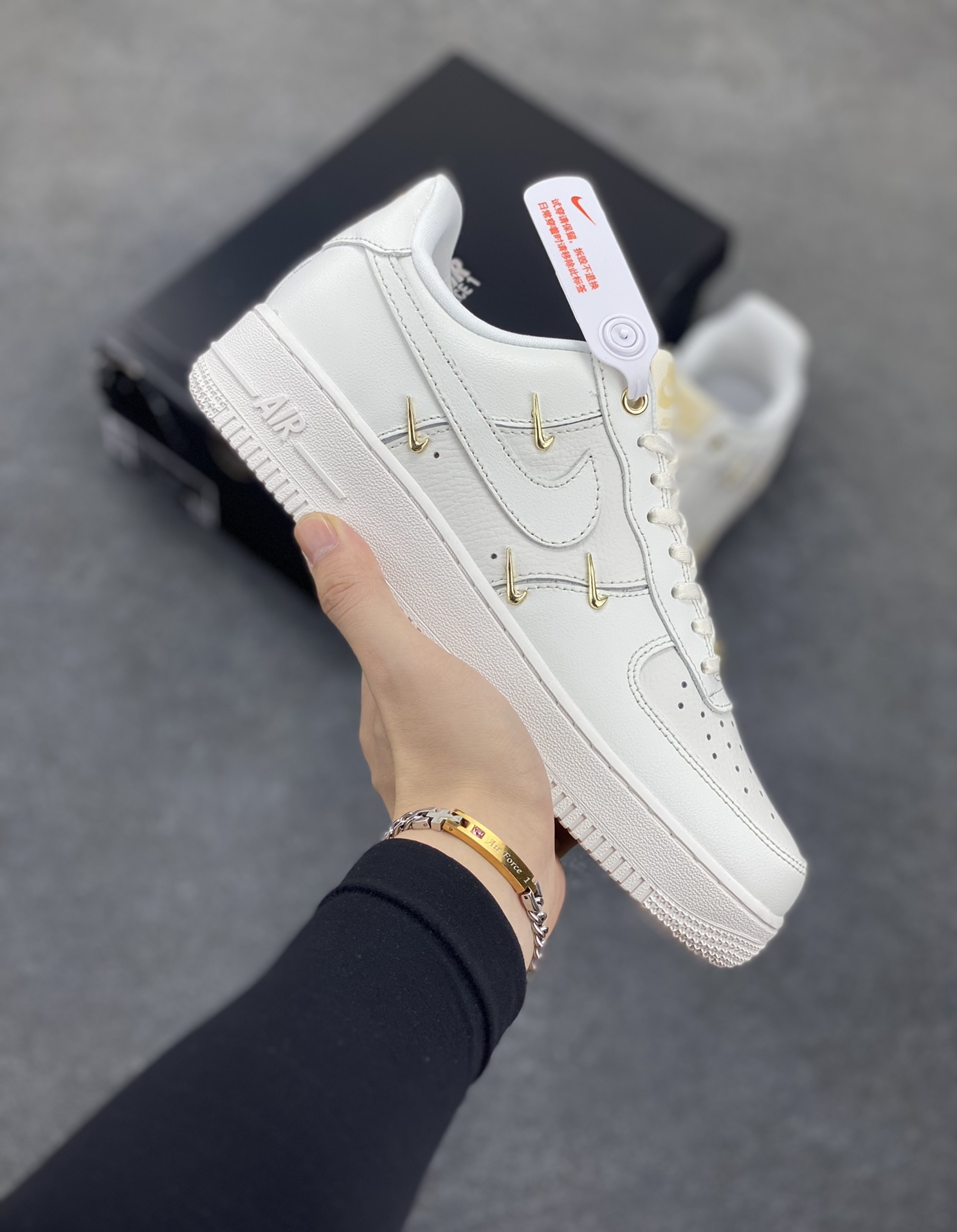 福利特价 Nike Air Force 1 Low 小金勾 空军一号低帮运动休闲板鞋 原楦头原纸板 打造纯正空军版型 专注外贸渠道 全掌内置蜂窝气垫 原盒配件 原厂中底钢印、拉帮完美 货号：FV3654-111 尺码：36 36.5 37.5 38 38.5 39 40 40.5 41 42 42.5 43 44 44.5 45-选品中心
