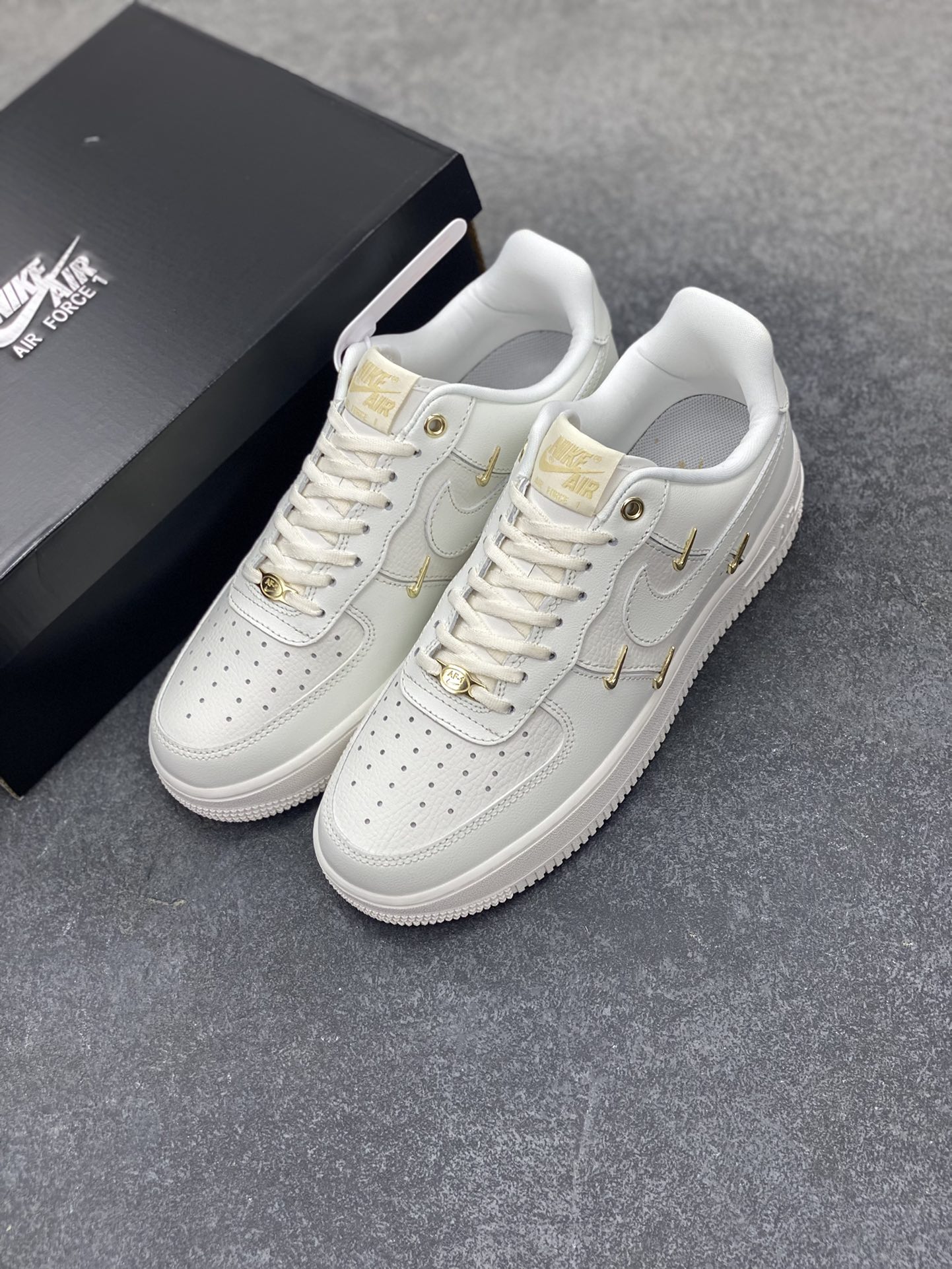 图片[8]-福利特价 Nike Air Force 1 Low 小金勾 空军一号低帮运动休闲板鞋 原楦头原纸板 打造纯正空军版型 专注外贸渠道 全掌内置蜂窝气垫 原盒配件 原厂中底钢印、拉帮完美 货号：FV3654-111 尺码：36 36.5 37.5 38 38.5 39 40 40.5 41 42 42.5 43 44 44.5 45-选品中心