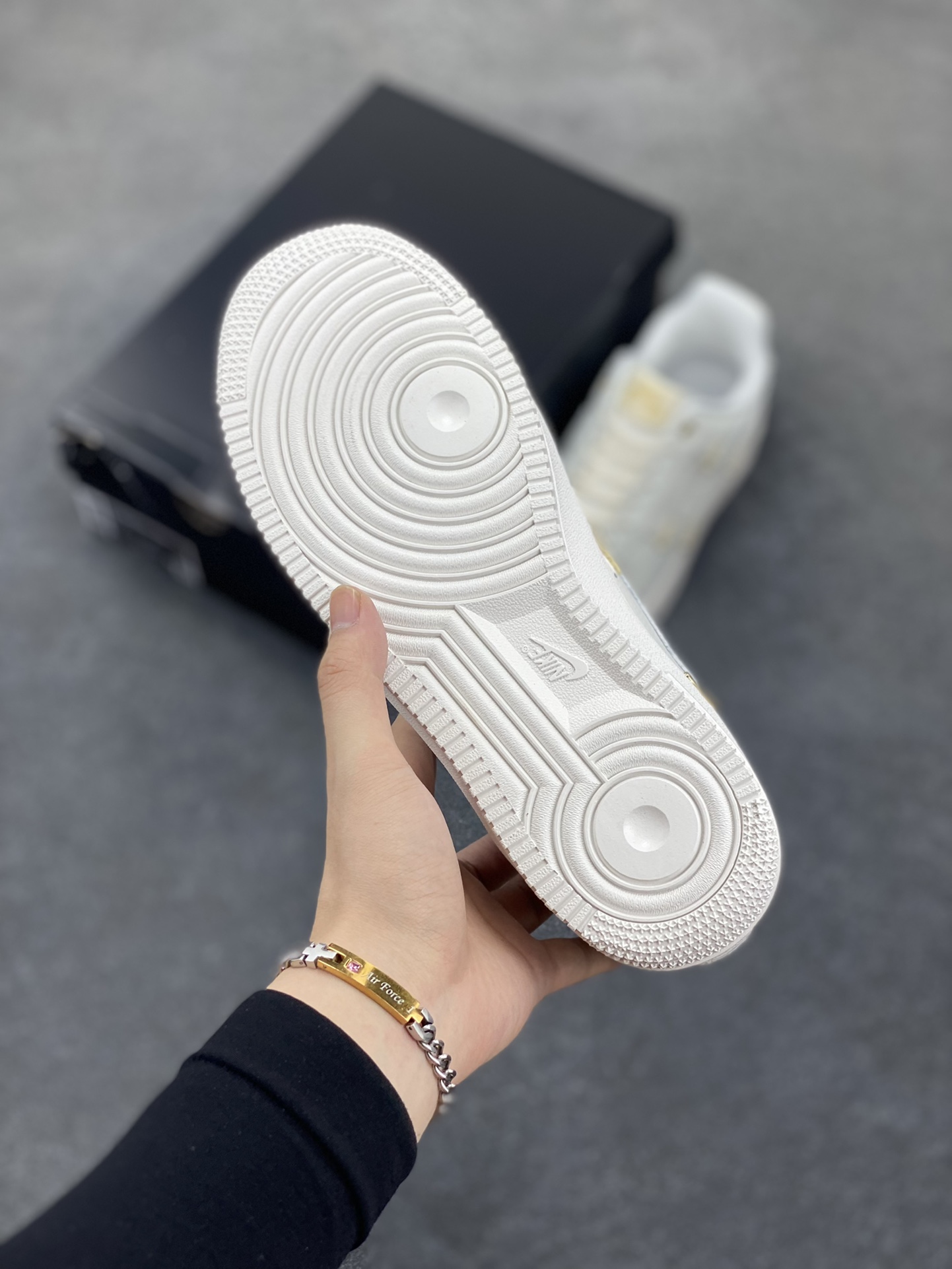 图片[5]-福利特价 Nike Air Force 1 Low 小金勾 空军一号低帮运动休闲板鞋 原楦头原纸板 打造纯正空军版型 专注外贸渠道 全掌内置蜂窝气垫 原盒配件 原厂中底钢印、拉帮完美 货号：FV3654-111 尺码：36 36.5 37.5 38 38.5 39 40 40.5 41 42 42.5 43 44 44.5 45-选品中心