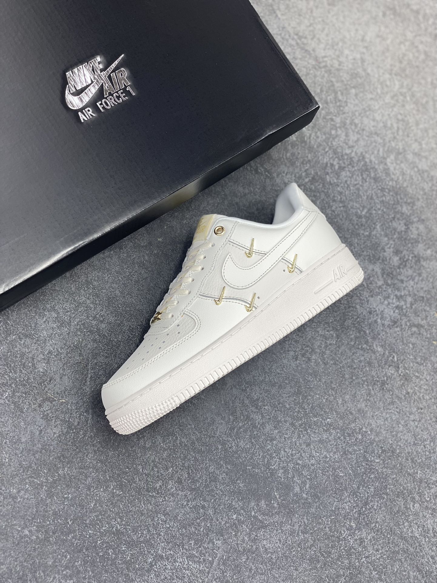 图片[7]-福利特价 Nike Air Force 1 Low 小金勾 空军一号低帮运动休闲板鞋 原楦头原纸板 打造纯正空军版型 专注外贸渠道 全掌内置蜂窝气垫 原盒配件 原厂中底钢印、拉帮完美 货号：FV3654-111 尺码：36 36.5 37.5 38 38.5 39 40 40.5 41 42 42.5 43 44 44.5 45-选品中心