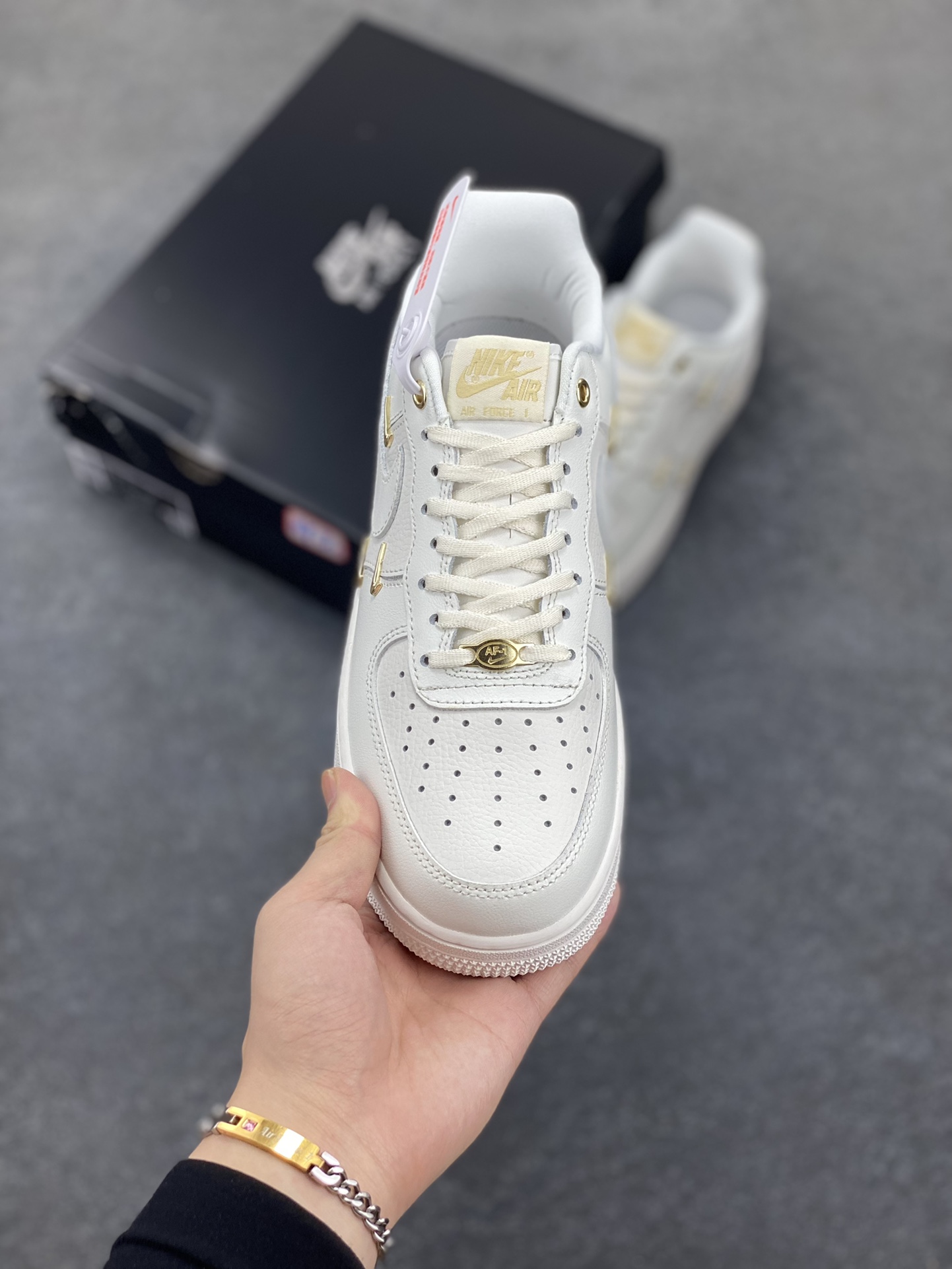 图片[2]-福利特价 Nike Air Force 1 Low 小金勾 空军一号低帮运动休闲板鞋 原楦头原纸板 打造纯正空军版型 专注外贸渠道 全掌内置蜂窝气垫 原盒配件 原厂中底钢印、拉帮完美 货号：FV3654-111 尺码：36 36.5 37.5 38 38.5 39 40 40.5 41 42 42.5 43 44 44.5 45-选品中心