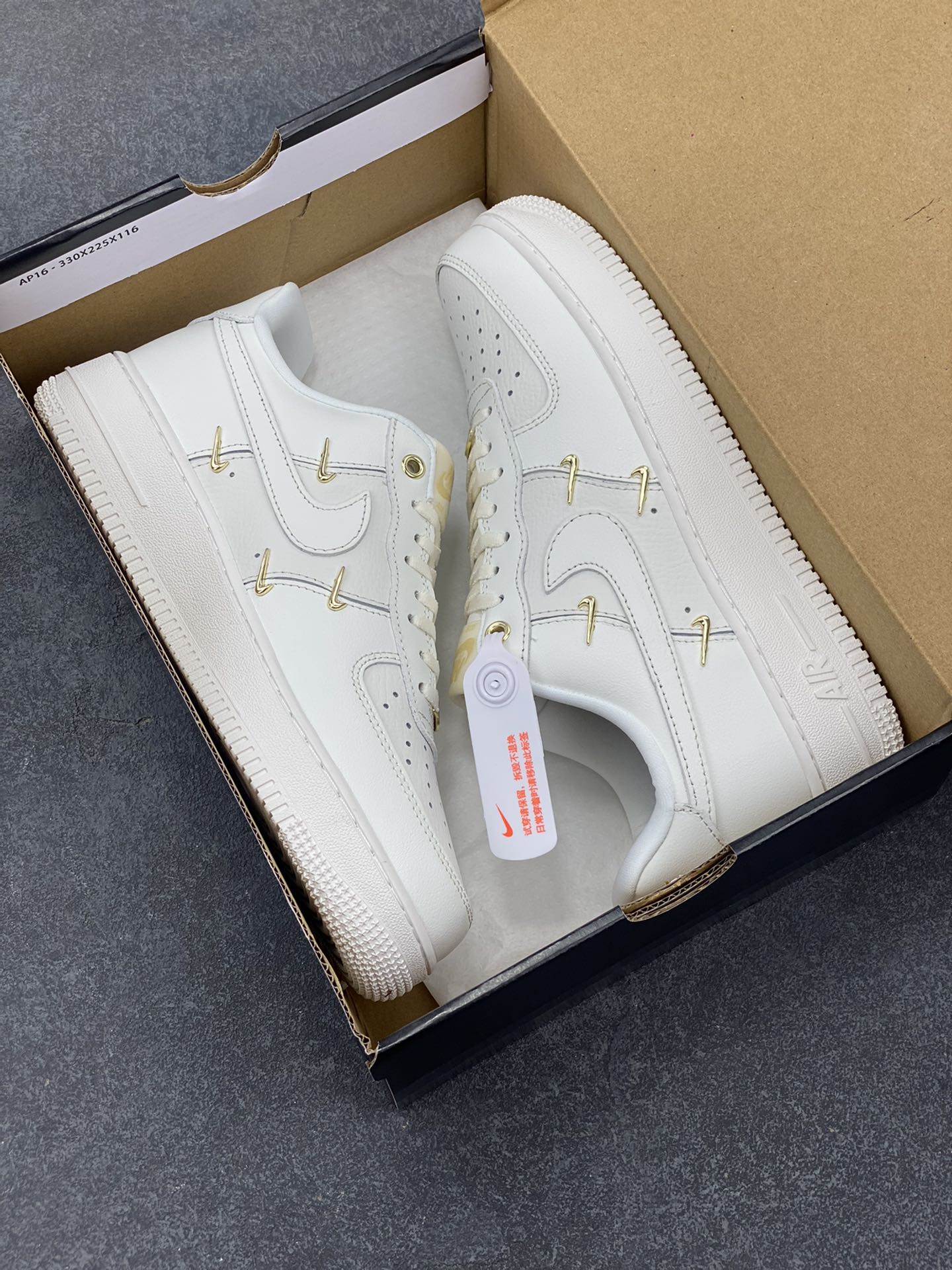 图片[9]-福利特价 Nike Air Force 1 Low 小金勾 空军一号低帮运动休闲板鞋 原楦头原纸板 打造纯正空军版型 专注外贸渠道 全掌内置蜂窝气垫 原盒配件 原厂中底钢印、拉帮完美 货号：FV3654-111 尺码：36 36.5 37.5 38 38.5 39 40 40.5 41 42 42.5 43 44 44.5 45-选品中心