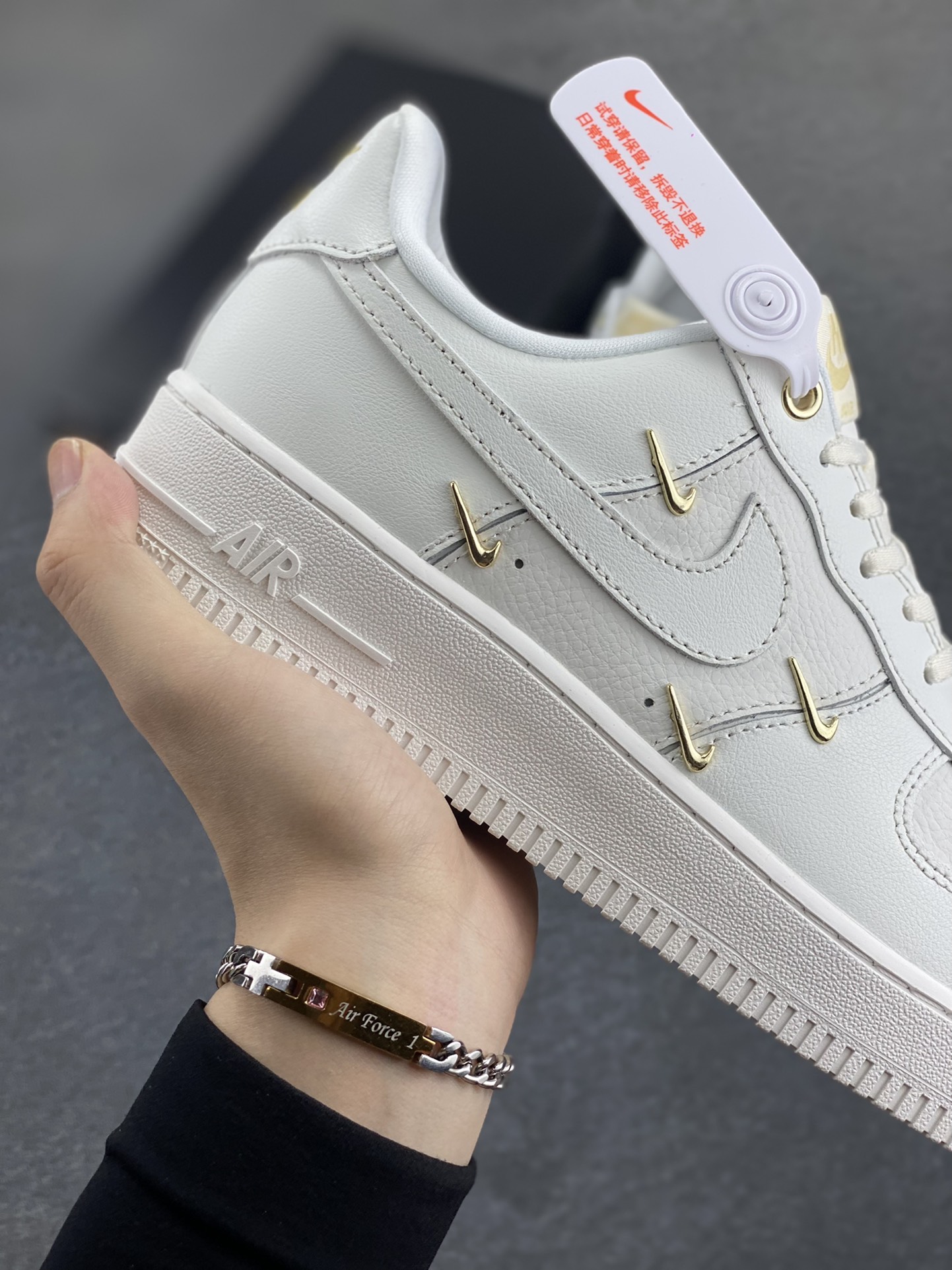 图片[6]-福利特价 Nike Air Force 1 Low 小金勾 空军一号低帮运动休闲板鞋 原楦头原纸板 打造纯正空军版型 专注外贸渠道 全掌内置蜂窝气垫 原盒配件 原厂中底钢印、拉帮完美 货号：FV3654-111 尺码：36 36.5 37.5 38 38.5 39 40 40.5 41 42 42.5 43 44 44.5 45-选品中心