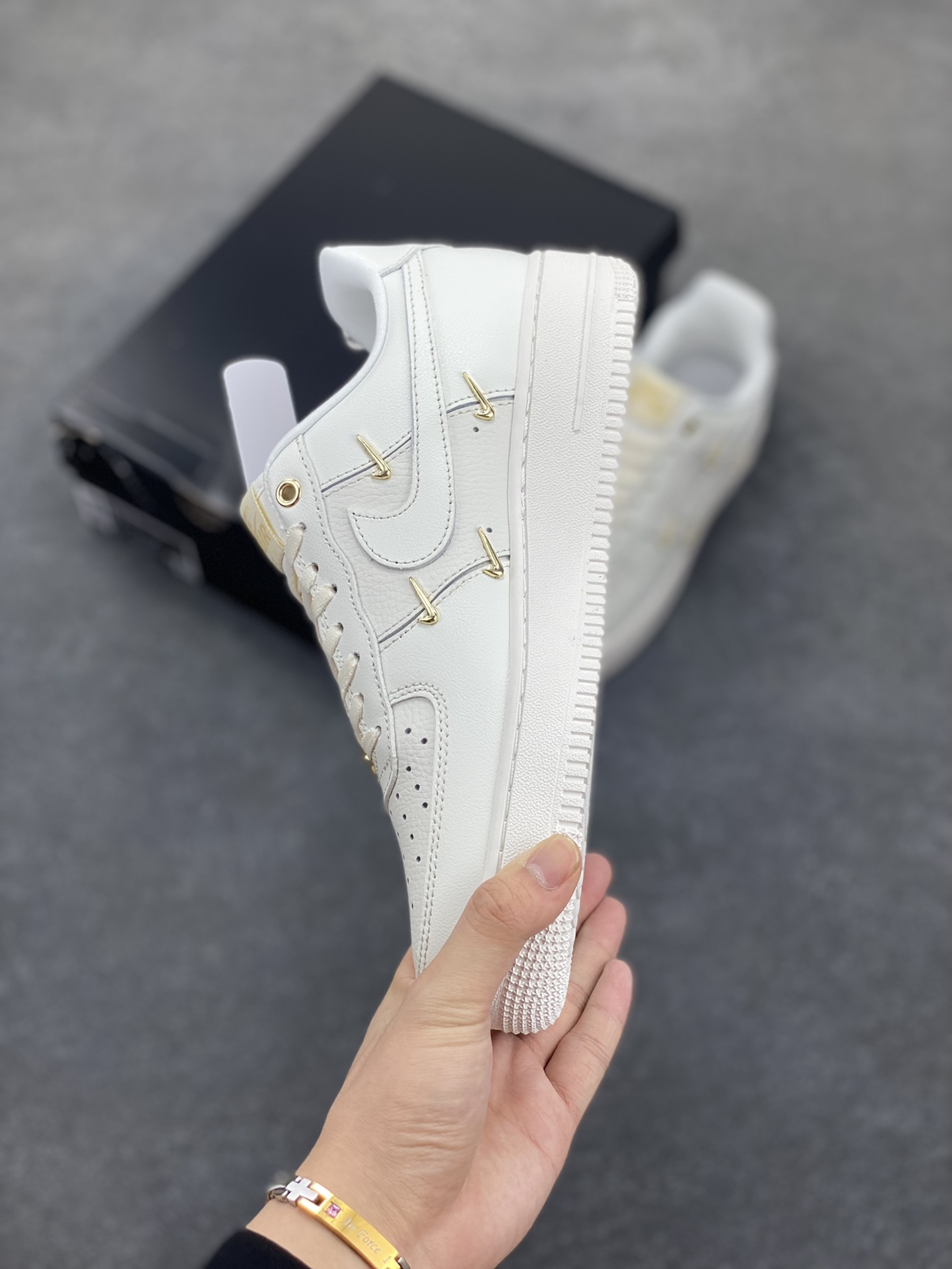 图片[3]-福利特价 Nike Air Force 1 Low 小金勾 空军一号低帮运动休闲板鞋 原楦头原纸板 打造纯正空军版型 专注外贸渠道 全掌内置蜂窝气垫 原盒配件 原厂中底钢印、拉帮完美 货号：FV3654-111 尺码：36 36.5 37.5 38 38.5 39 40 40.5 41 42 42.5 43 44 44.5 45-选品中心