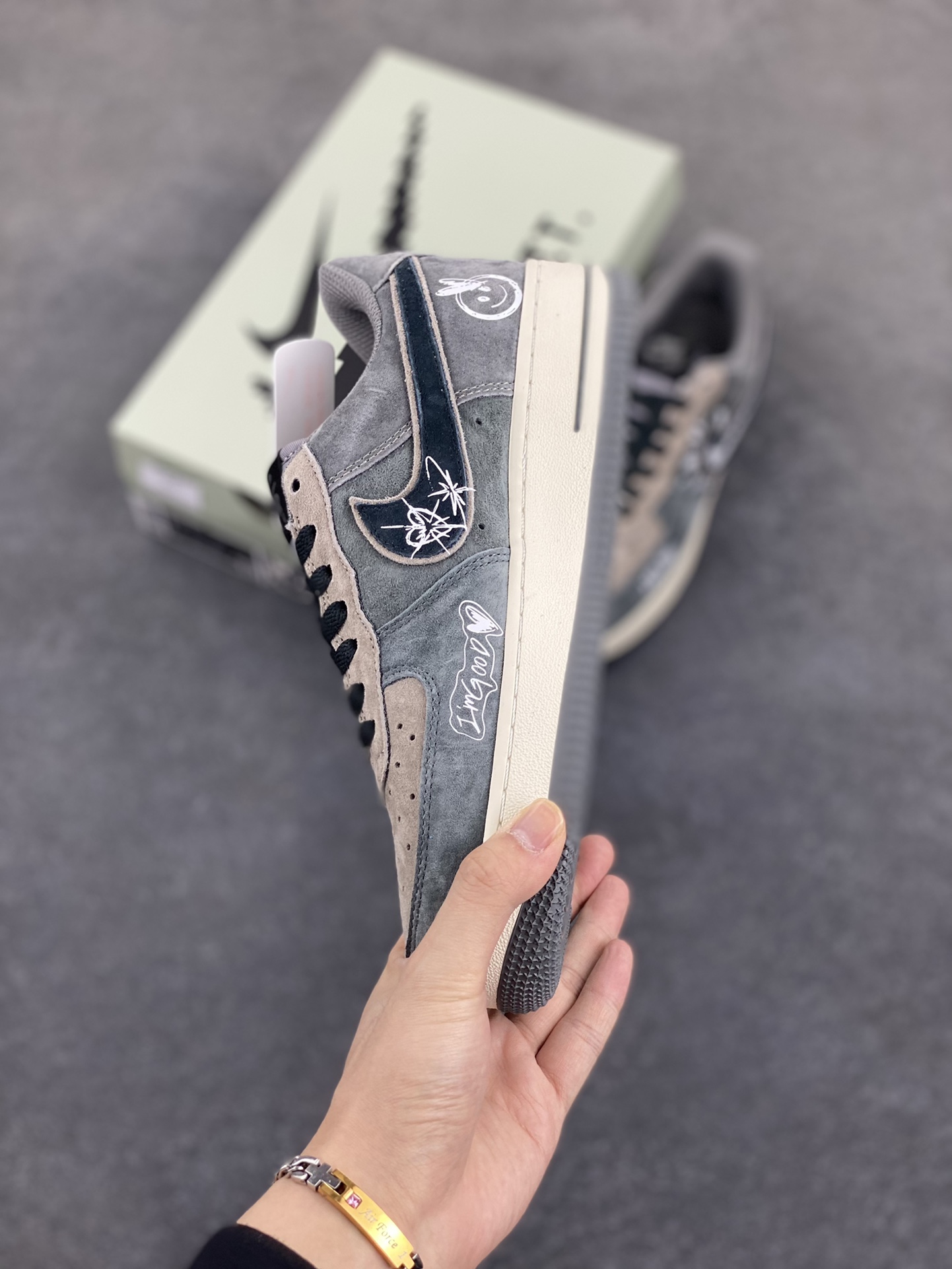 图片[3]-Nike Air Force 1\’07 Low \”Grey faced Prince\” 灰脸王子 空军一号低帮休闲板鞋  #《灰王子》是英国作家芭贝·柯尔创作的儿童绘本 ，获1988年凯特·格林纳威大奖提名奖，适合3岁以上儿童阅读。故事的主角灰王子瘦瘦矮矮、头发乱蓬蓬、满脸小痘痘，与他强壮结实、毛发浓密的三个哥哥形成鲜明对比 货号：YD2452-808  尺码：36 36.5 37.5 38 38.5 39 40 40.5 41 42 42.5 43 44 44.5 45-选品中心