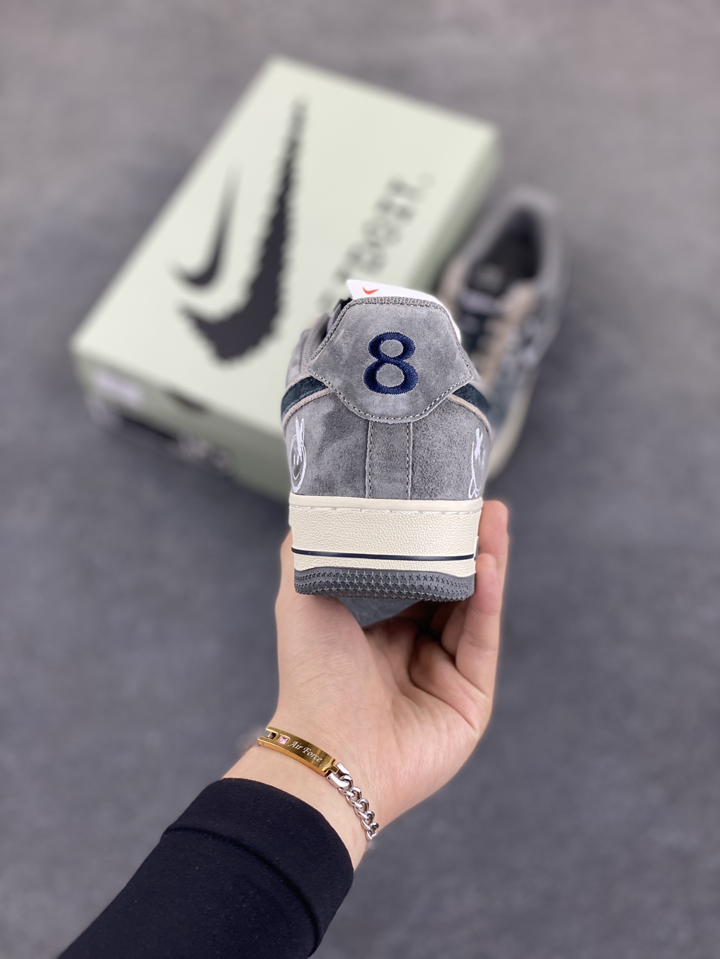 图片[4]-Nike Air Force 1\’07 Low \”Grey faced Prince\” 灰脸王子 空军一号低帮休闲板鞋  #《灰王子》是英国作家芭贝·柯尔创作的儿童绘本 ，获1988年凯特·格林纳威大奖提名奖，适合3岁以上儿童阅读。故事的主角灰王子瘦瘦矮矮、头发乱蓬蓬、满脸小痘痘，与他强壮结实、毛发浓密的三个哥哥形成鲜明对比 货号：YD2452-808  尺码：36 36.5 37.5 38 38.5 39 40 40.5 41 42 42.5 43 44 44.5 45-选品中心