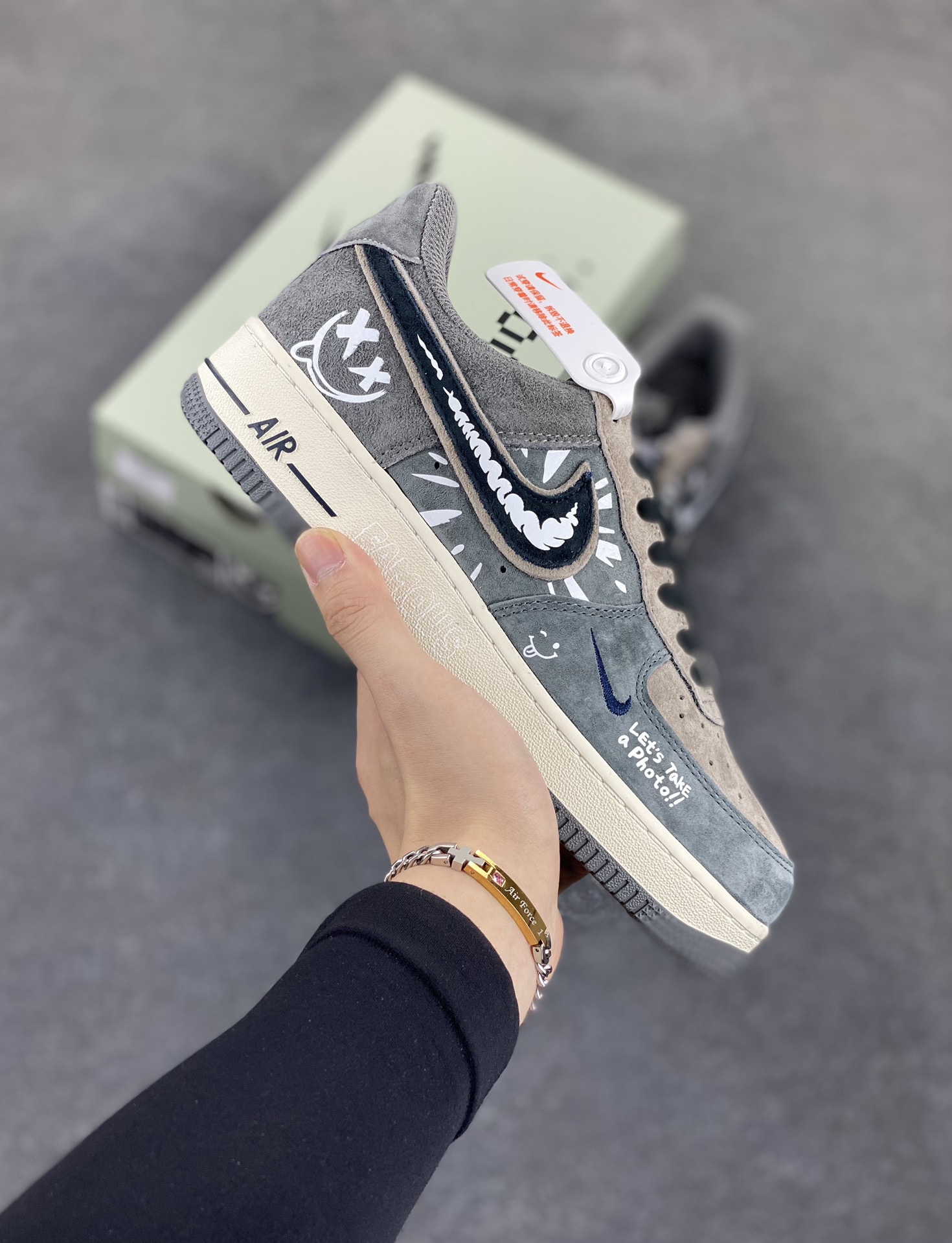 Nike Air Force 1\’07 Low \”Grey faced Prince\” 灰脸王子 空军一号低帮休闲板鞋  #《灰王子》是英国作家芭贝·柯尔创作的儿童绘本 ，获1988年凯特·格林纳威大奖提名奖，适合3岁以上儿童阅读。故事的主角灰王子瘦瘦矮矮、头发乱蓬蓬、满脸小痘痘，与他强壮结实、毛发浓密的三个哥哥形成鲜明对比 货号：YD2452-808  尺码：36 36.5 37.5 38 38.5 39 40 40.5 41 42 42.5 43 44 44.5 45-选品中心