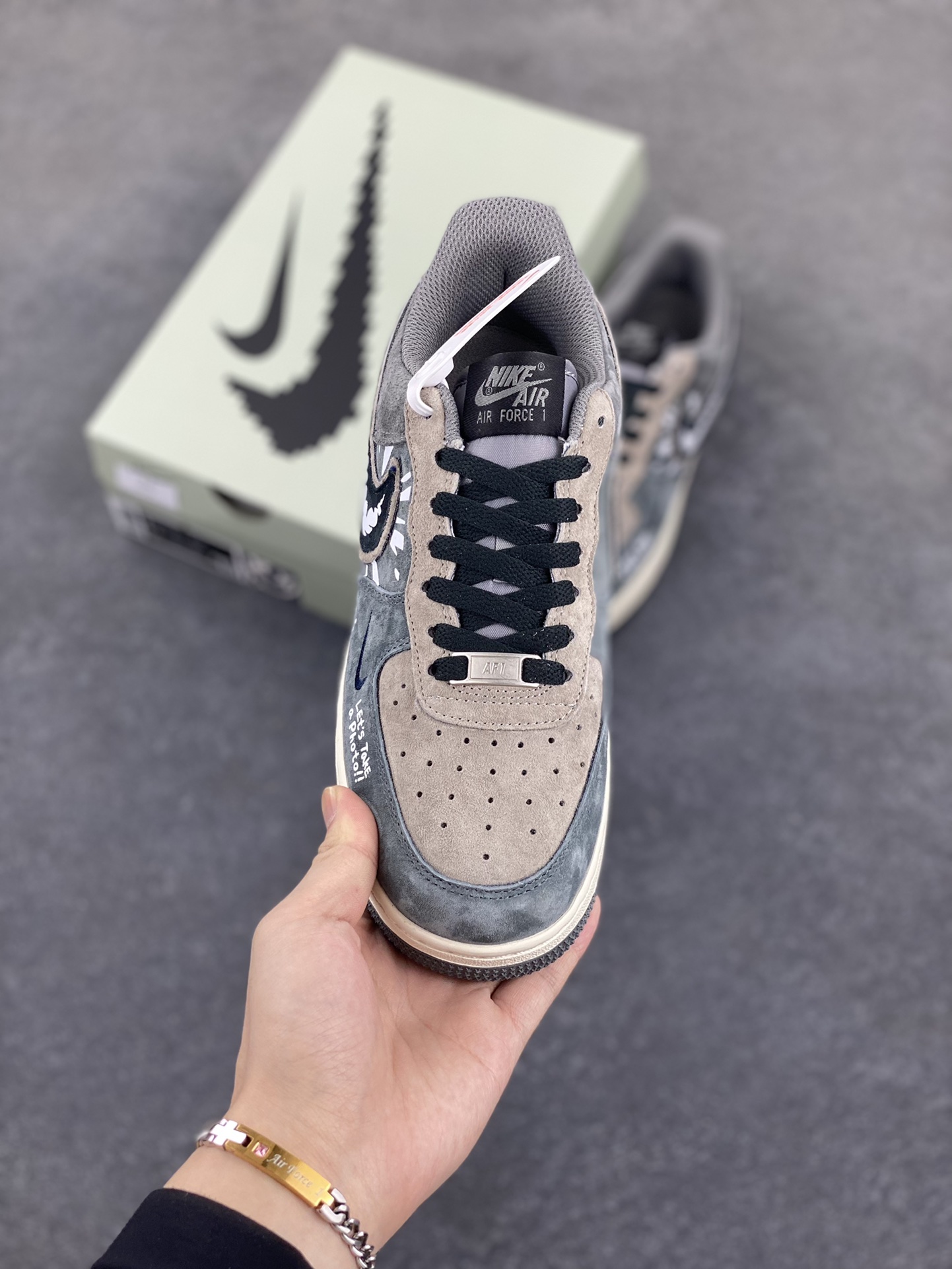 图片[2]-Nike Air Force 1\’07 Low \”Grey faced Prince\” 灰脸王子 空军一号低帮休闲板鞋  #《灰王子》是英国作家芭贝·柯尔创作的儿童绘本 ，获1988年凯特·格林纳威大奖提名奖，适合3岁以上儿童阅读。故事的主角灰王子瘦瘦矮矮、头发乱蓬蓬、满脸小痘痘，与他强壮结实、毛发浓密的三个哥哥形成鲜明对比 货号：YD2452-808  尺码：36 36.5 37.5 38 38.5 39 40 40.5 41 42 42.5 43 44 44.5 45-选品中心