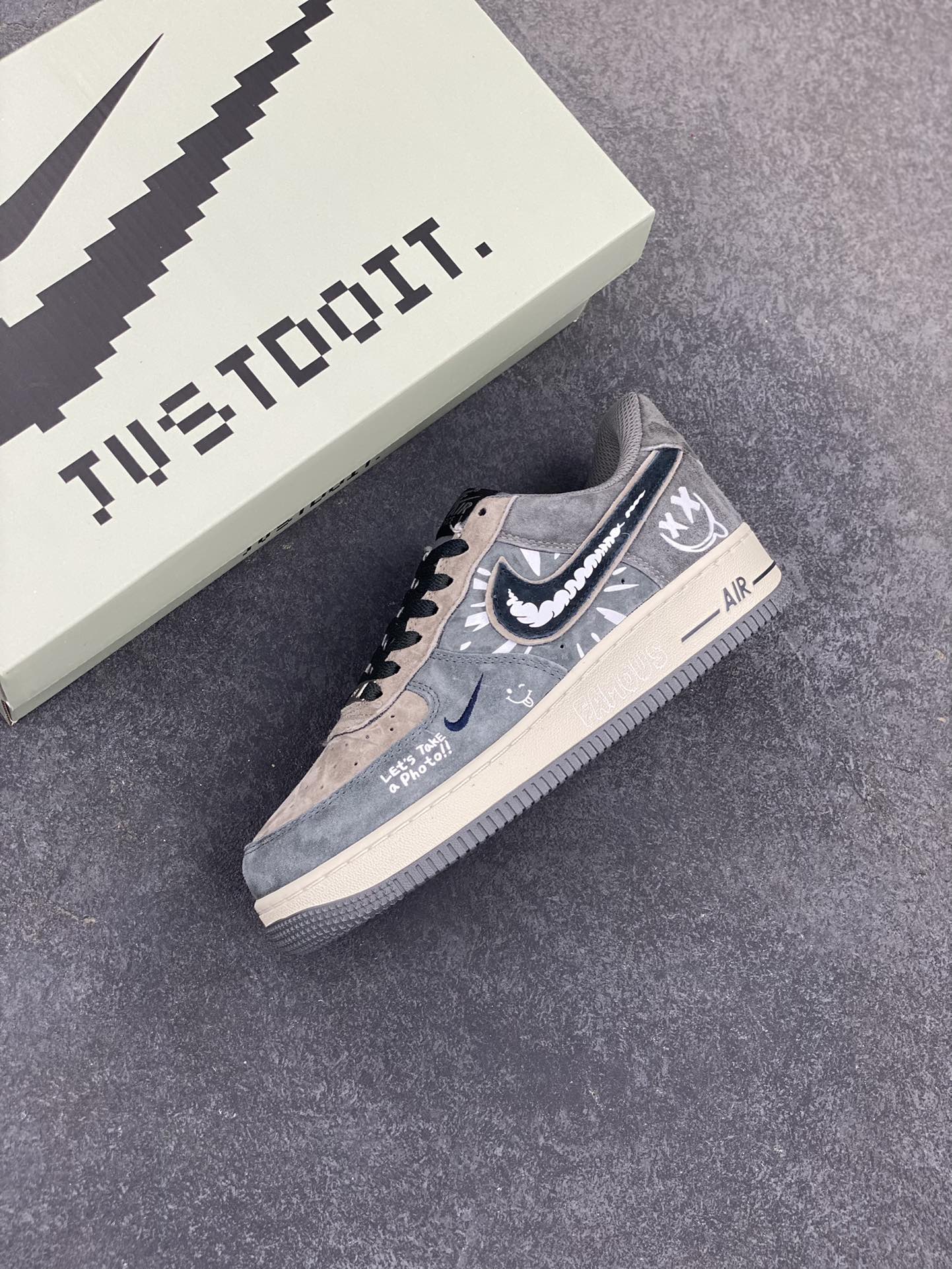 图片[7]-Nike Air Force 1\’07 Low \”Grey faced Prince\” 灰脸王子 空军一号低帮休闲板鞋  #《灰王子》是英国作家芭贝·柯尔创作的儿童绘本 ，获1988年凯特·格林纳威大奖提名奖，适合3岁以上儿童阅读。故事的主角灰王子瘦瘦矮矮、头发乱蓬蓬、满脸小痘痘，与他强壮结实、毛发浓密的三个哥哥形成鲜明对比 货号：YD2452-808  尺码：36 36.5 37.5 38 38.5 39 40 40.5 41 42 42.5 43 44 44.5 45-选品中心