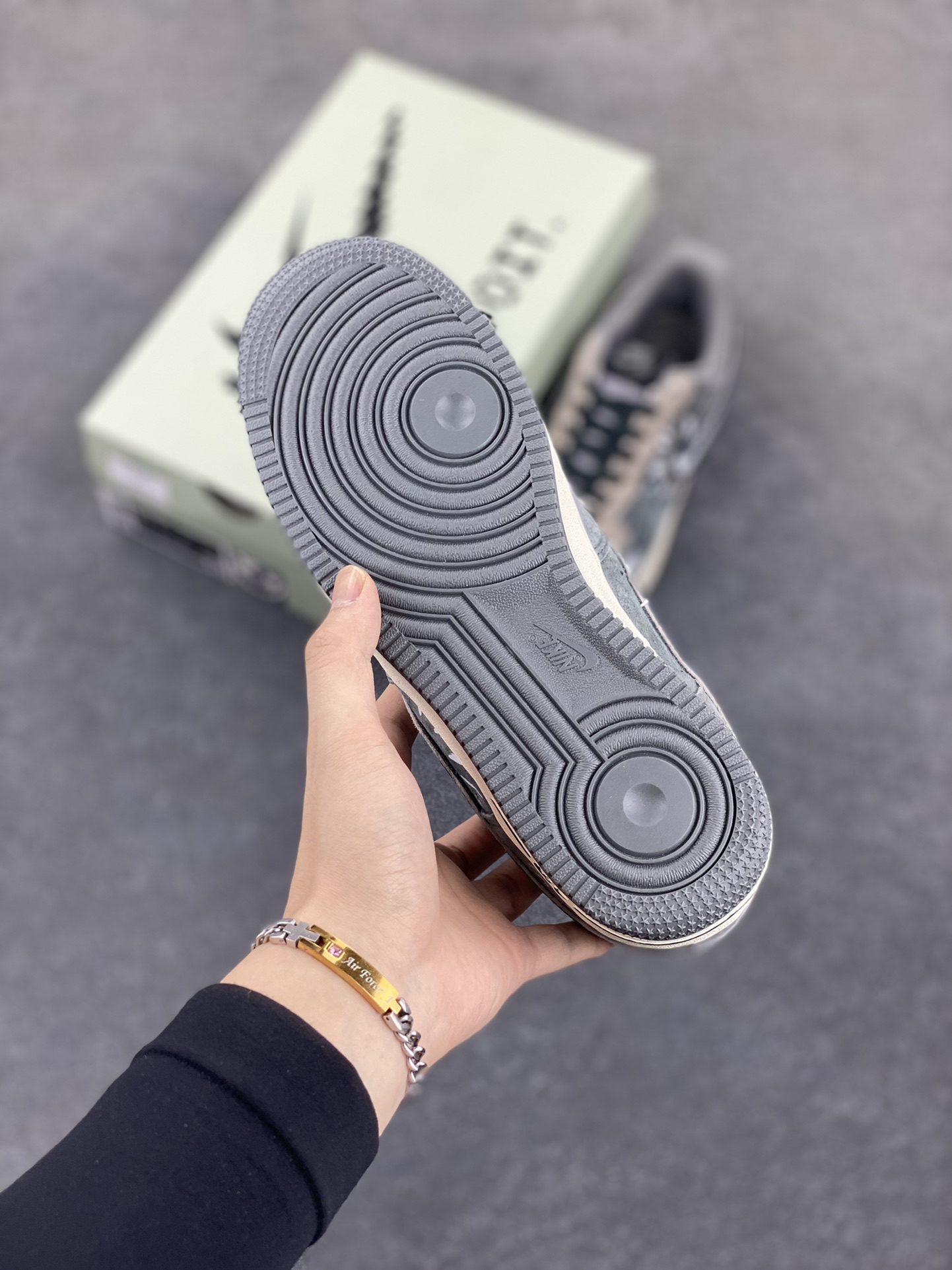 图片[5]-Nike Air Force 1\’07 Low \”Grey faced Prince\” 灰脸王子 空军一号低帮休闲板鞋  #《灰王子》是英国作家芭贝·柯尔创作的儿童绘本 ，获1988年凯特·格林纳威大奖提名奖，适合3岁以上儿童阅读。故事的主角灰王子瘦瘦矮矮、头发乱蓬蓬、满脸小痘痘，与他强壮结实、毛发浓密的三个哥哥形成鲜明对比 货号：YD2452-808  尺码：36 36.5 37.5 38 38.5 39 40 40.5 41 42 42.5 43 44 44.5 45-选品中心