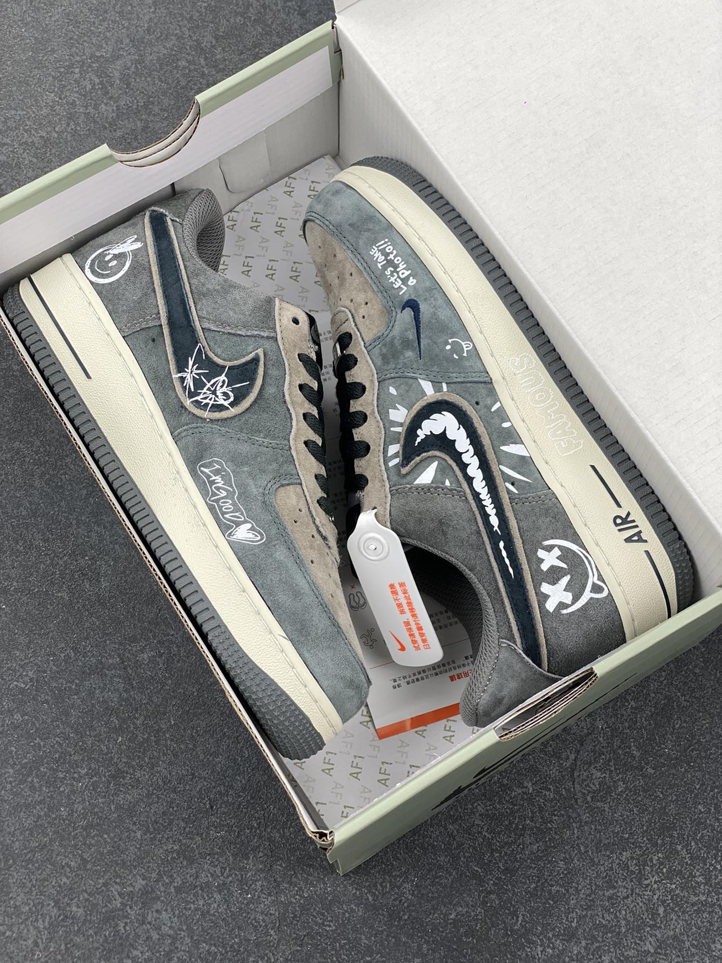 图片[9]-Nike Air Force 1\’07 Low \”Grey faced Prince\” 灰脸王子 空军一号低帮休闲板鞋  #《灰王子》是英国作家芭贝·柯尔创作的儿童绘本 ，获1988年凯特·格林纳威大奖提名奖，适合3岁以上儿童阅读。故事的主角灰王子瘦瘦矮矮、头发乱蓬蓬、满脸小痘痘，与他强壮结实、毛发浓密的三个哥哥形成鲜明对比 货号：YD2452-808  尺码：36 36.5 37.5 38 38.5 39 40 40.5 41 42 42.5 43 44 44.5 45-选品中心