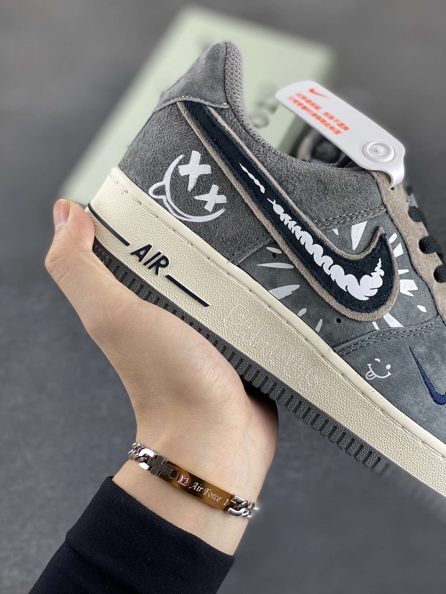 图片[6]-Nike Air Force 1\’07 Low \”Grey faced Prince\” 灰脸王子 空军一号低帮休闲板鞋  #《灰王子》是英国作家芭贝·柯尔创作的儿童绘本 ，获1988年凯特·格林纳威大奖提名奖，适合3岁以上儿童阅读。故事的主角灰王子瘦瘦矮矮、头发乱蓬蓬、满脸小痘痘，与他强壮结实、毛发浓密的三个哥哥形成鲜明对比 货号：YD2452-808  尺码：36 36.5 37.5 38 38.5 39 40 40.5 41 42 42.5 43 44 44.5 45-选品中心