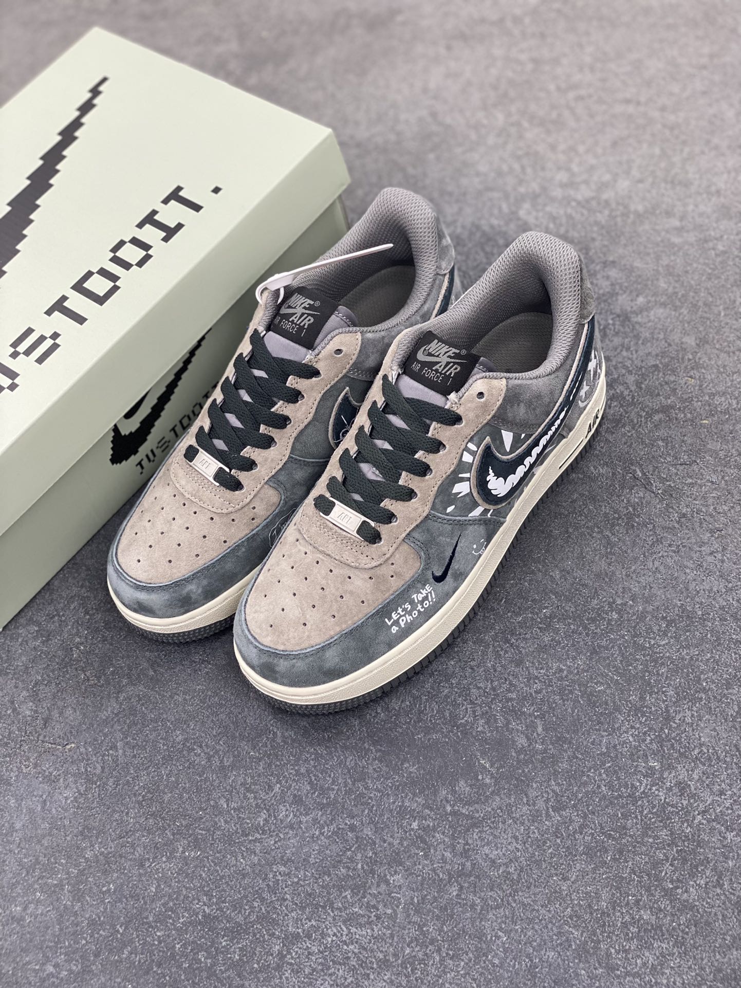 图片[8]-Nike Air Force 1\’07 Low \”Grey faced Prince\” 灰脸王子 空军一号低帮休闲板鞋  #《灰王子》是英国作家芭贝·柯尔创作的儿童绘本 ，获1988年凯特·格林纳威大奖提名奖，适合3岁以上儿童阅读。故事的主角灰王子瘦瘦矮矮、头发乱蓬蓬、满脸小痘痘，与他强壮结实、毛发浓密的三个哥哥形成鲜明对比 货号：YD2452-808  尺码：36 36.5 37.5 38 38.5 39 40 40.5 41 42 42.5 43 44 44.5 45-选品中心