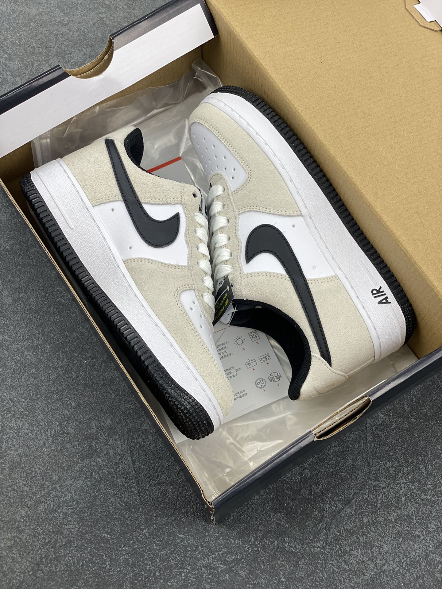 图片[9]-Nike Air Force 1 Low 灰白黑 空军一号低帮运动休闲板鞋 原楦头原纸板 打造纯正空军版型 专注外贸渠道 全掌内置蜂窝气垫 原盒配件 原厂中底钢印、拉帮完美 货号：IB6388-100 尺码：36 36.5 37.5 38 38.5 39 40 40.5 41 42 42.5 43 44 44.5 45 46-选品中心