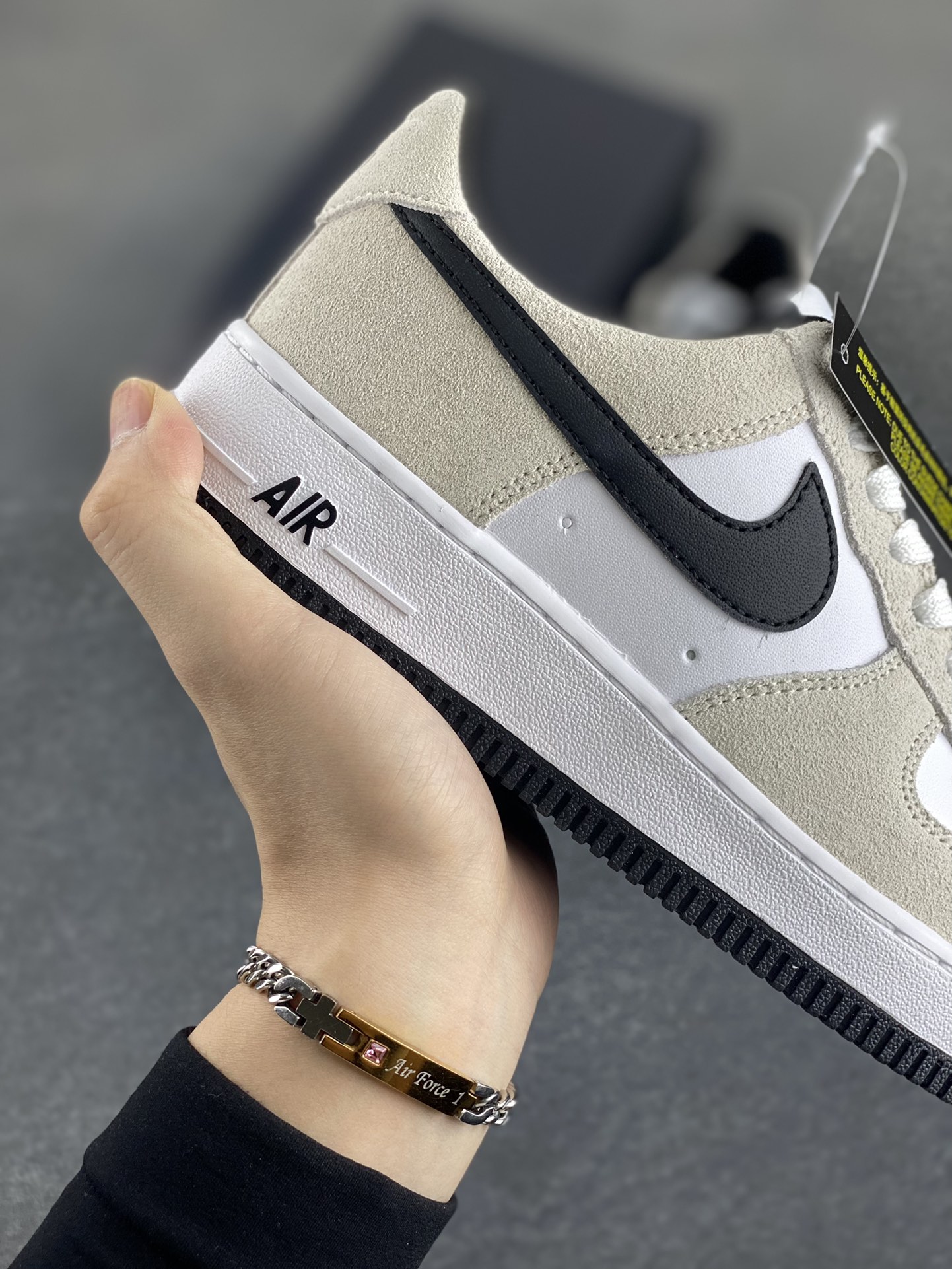 图片[6]-Nike Air Force 1 Low 灰白黑 空军一号低帮运动休闲板鞋 原楦头原纸板 打造纯正空军版型 专注外贸渠道 全掌内置蜂窝气垫 原盒配件 原厂中底钢印、拉帮完美 货号：IB6388-100 尺码：36 36.5 37.5 38 38.5 39 40 40.5 41 42 42.5 43 44 44.5 45 46-选品中心