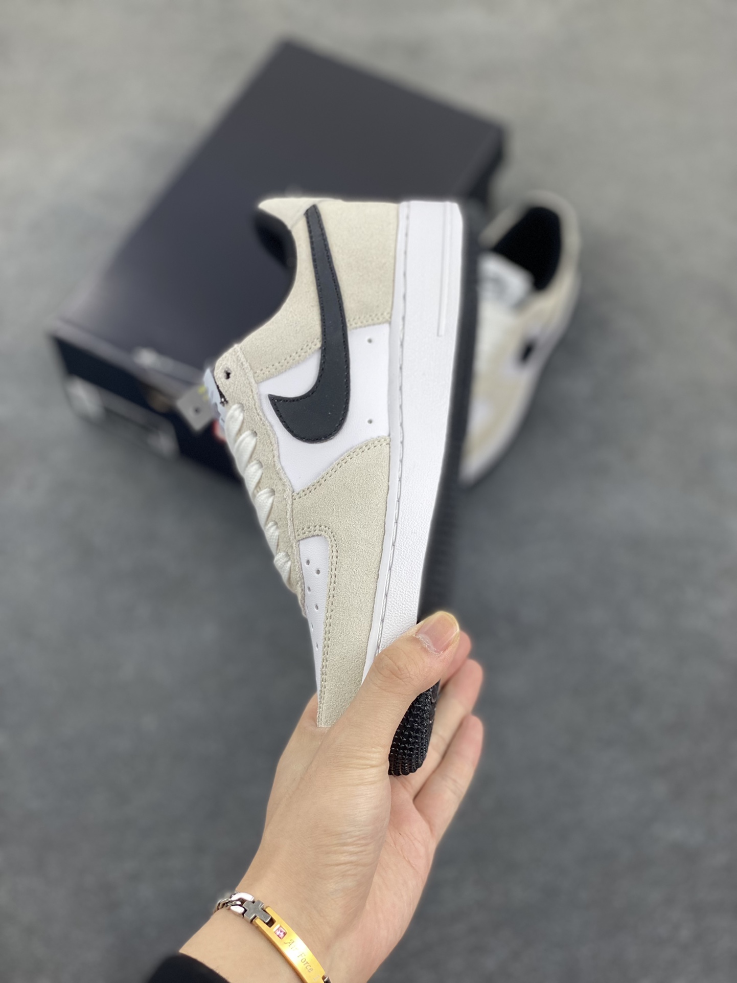 图片[3]-Nike Air Force 1 Low 灰白黑 空军一号低帮运动休闲板鞋 原楦头原纸板 打造纯正空军版型 专注外贸渠道 全掌内置蜂窝气垫 原盒配件 原厂中底钢印、拉帮完美 货号：IB6388-100 尺码：36 36.5 37.5 38 38.5 39 40 40.5 41 42 42.5 43 44 44.5 45 46-选品中心