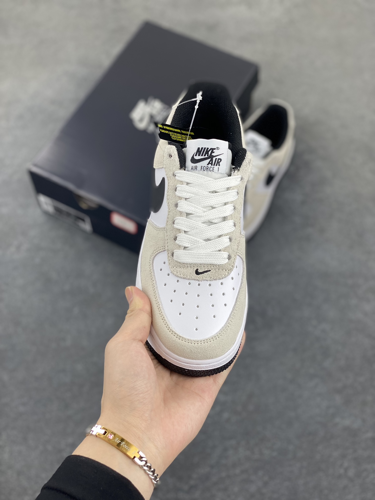 图片[2]-Nike Air Force 1 Low 灰白黑 空军一号低帮运动休闲板鞋 原楦头原纸板 打造纯正空军版型 专注外贸渠道 全掌内置蜂窝气垫 原盒配件 原厂中底钢印、拉帮完美 货号：IB6388-100 尺码：36 36.5 37.5 38 38.5 39 40 40.5 41 42 42.5 43 44 44.5 45 46-选品中心